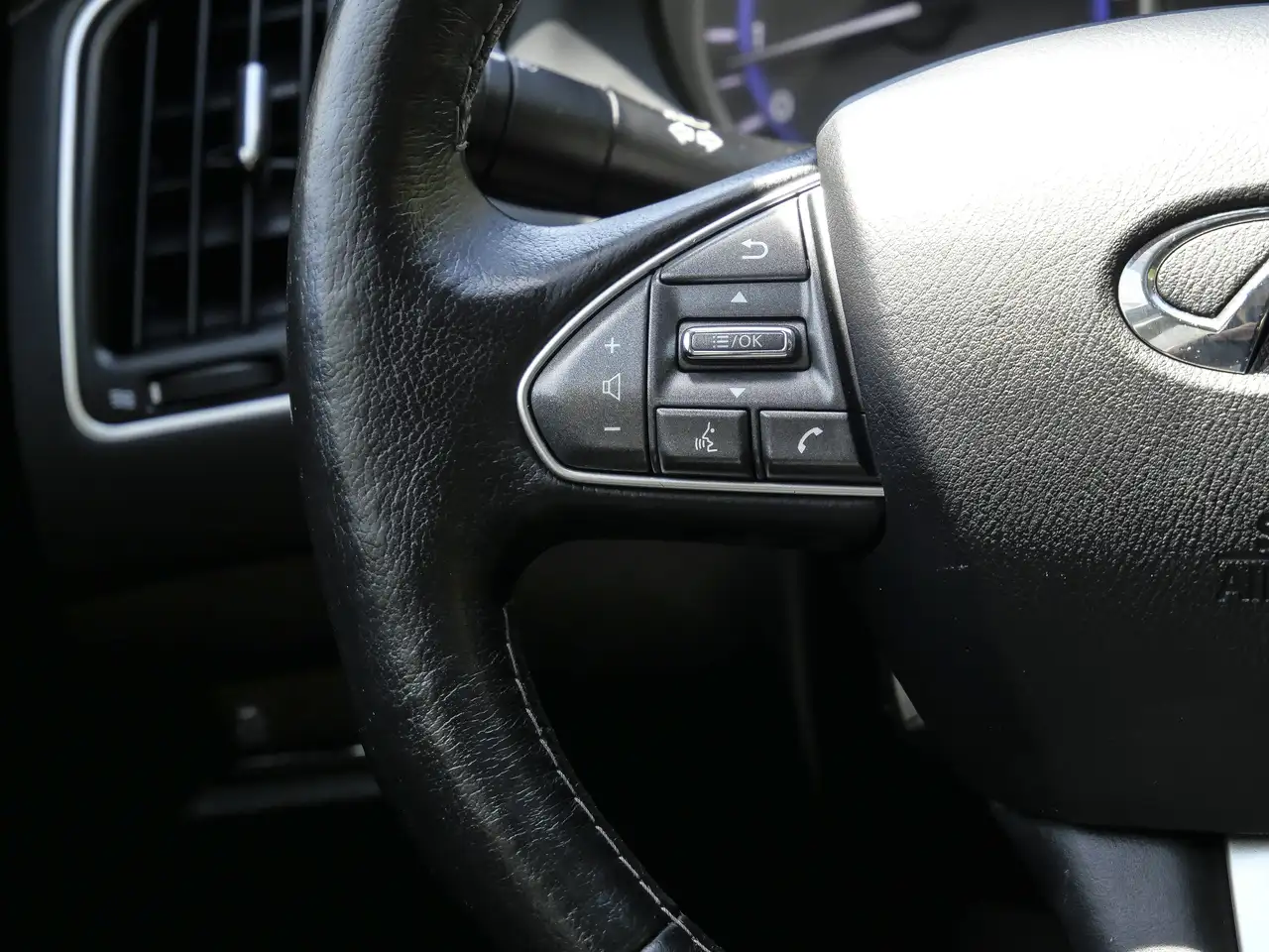 Infiniti Q50 снимка Infiniti Q50