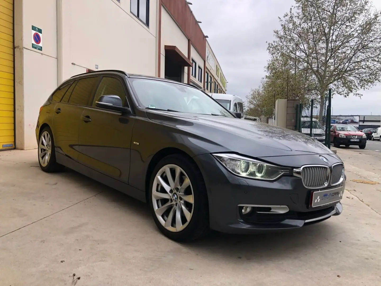 BMW 320 320dA Touring Essential Plus Edition Gris - 1
