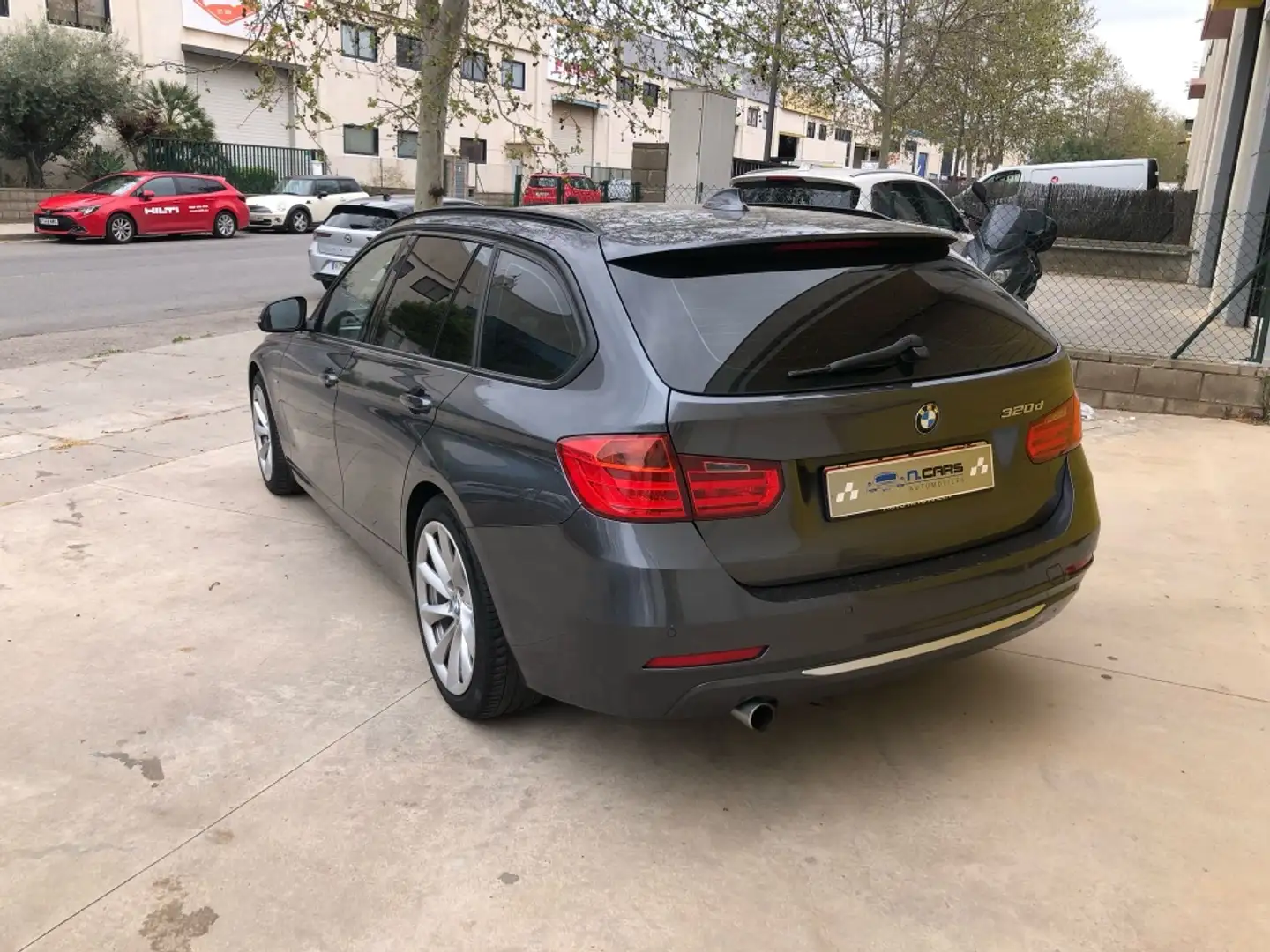 BMW 320 320dA Touring Essential Plus Edition Gris - 2