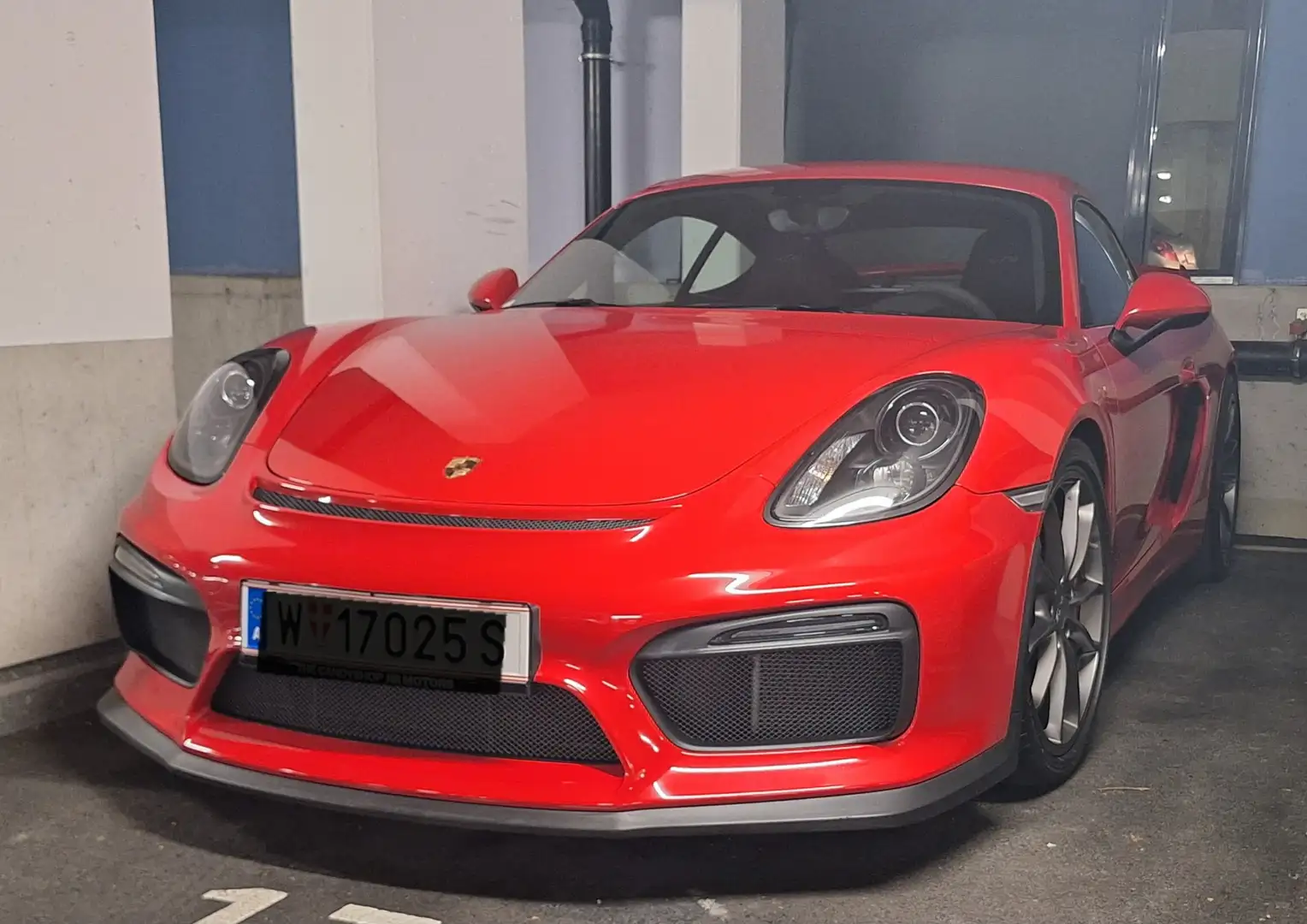 Porsche Cayman GT4 - 1