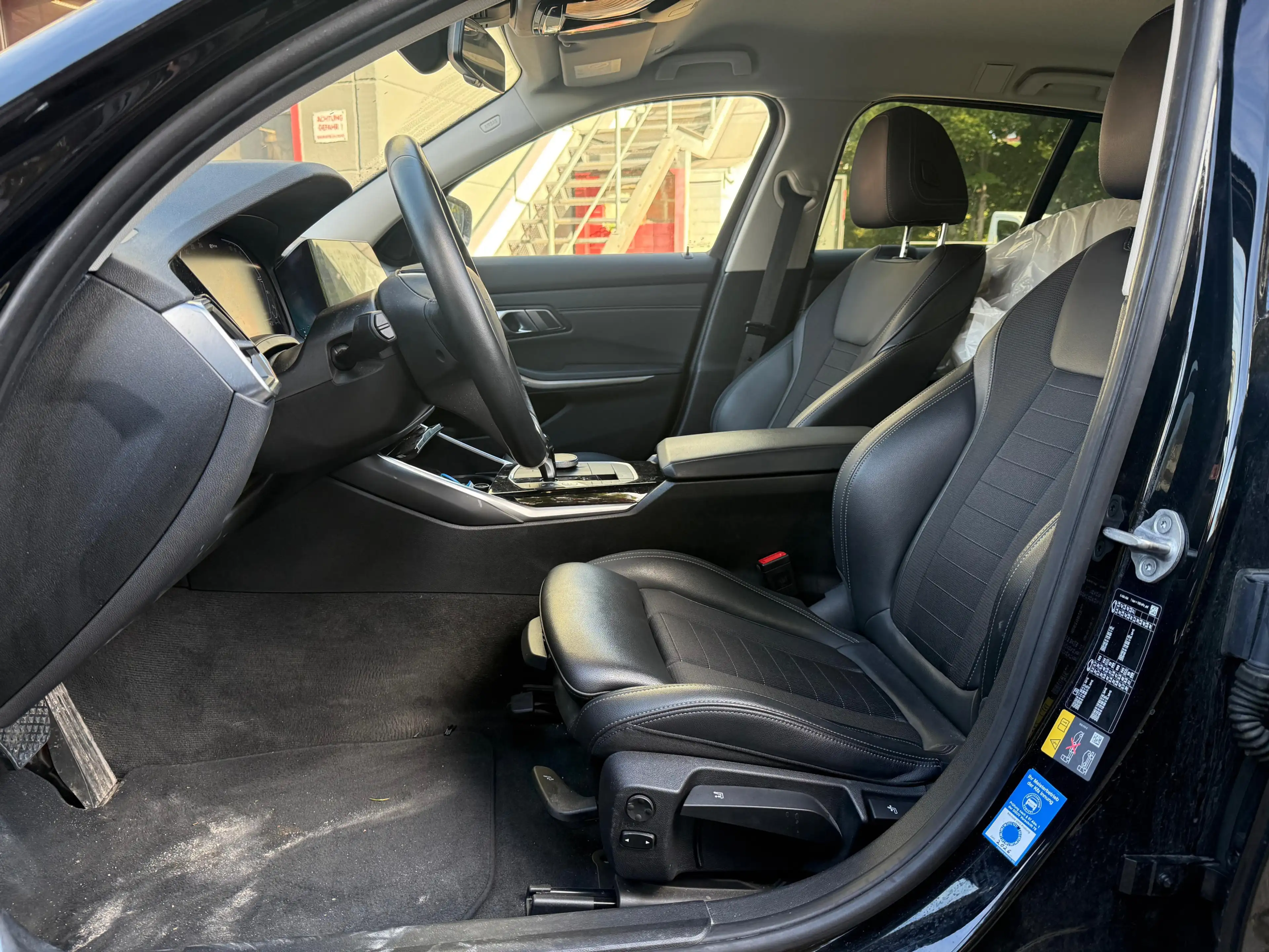 BMW 330 e Sport Line Aut NAV+SHZ+AHK+KAM+AMBI+LIFE+M — photo 9