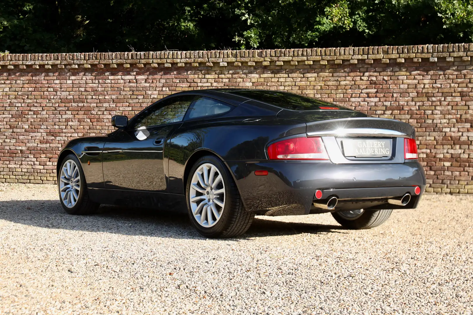Aston Martin Vanquish 5.9 V12 "11.800 Miles" Presented in "Snow Shadow G Zwart - 2