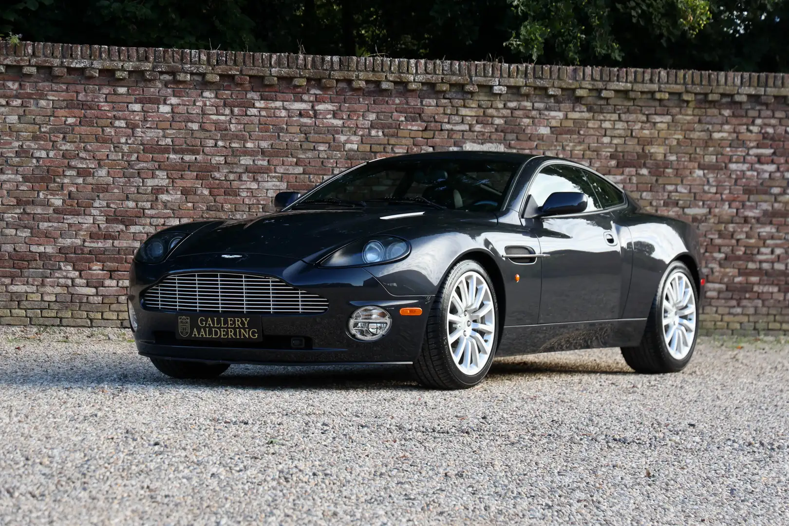 Aston Martin Vanquish 5.9 V12 "11.800 Miles" Presented in "Snow Shadow G Zwart - 1