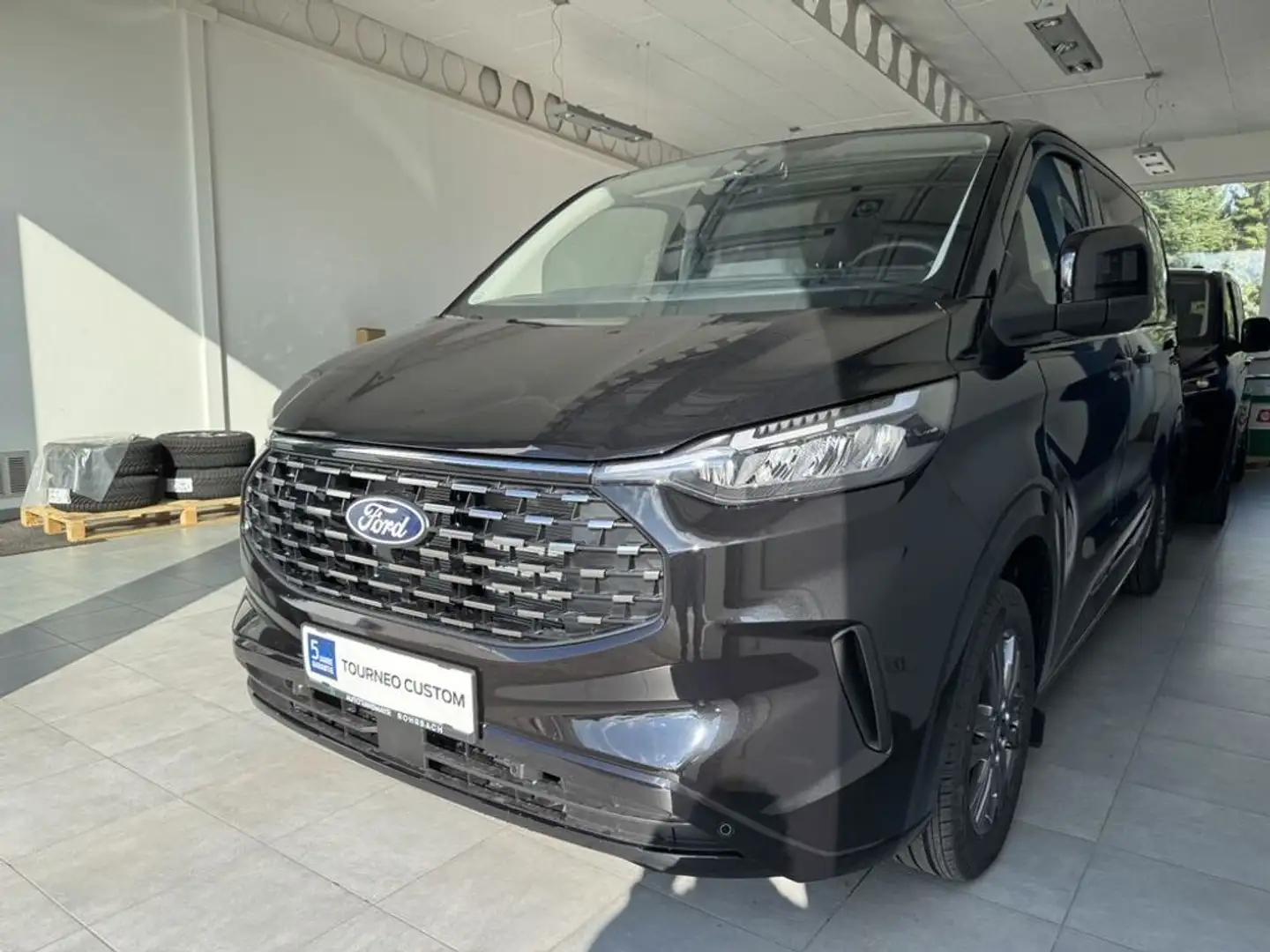 Ford Tourneo Custom 2,0 EcoBlue 320 L1H1 FWD Titanium Schwarz - 2