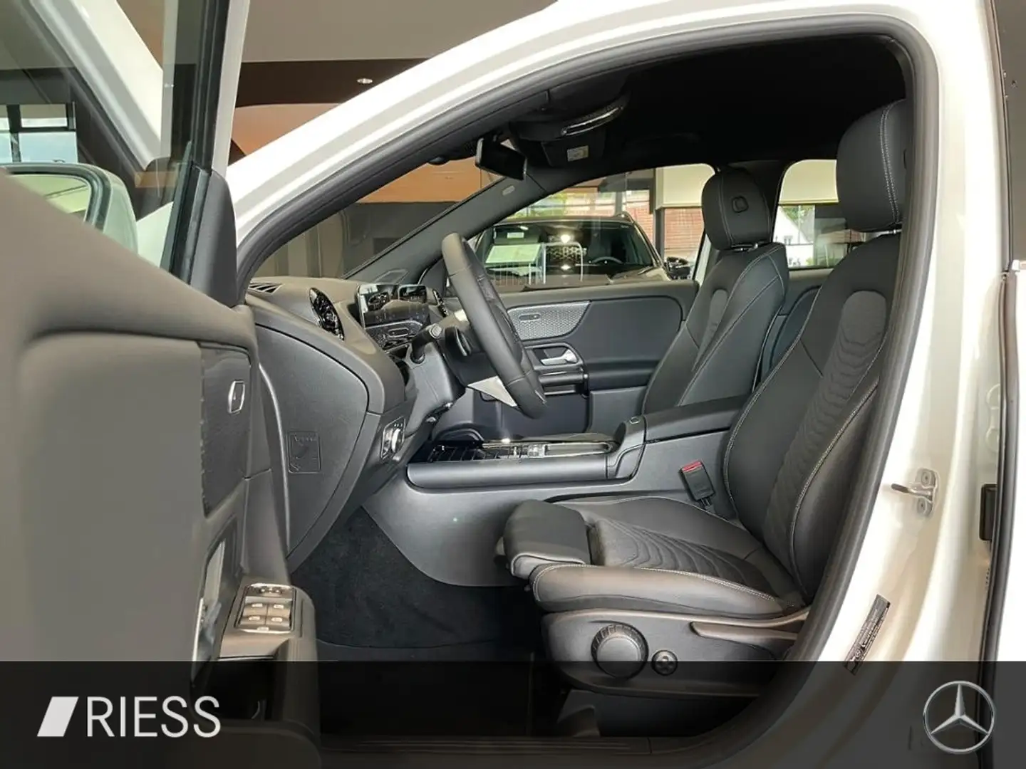 Mercedes-Benz GLA 180 AHK+LED+TOTWINKEL+NAVI PREMIUM+KAMERA+ Blanc - 2