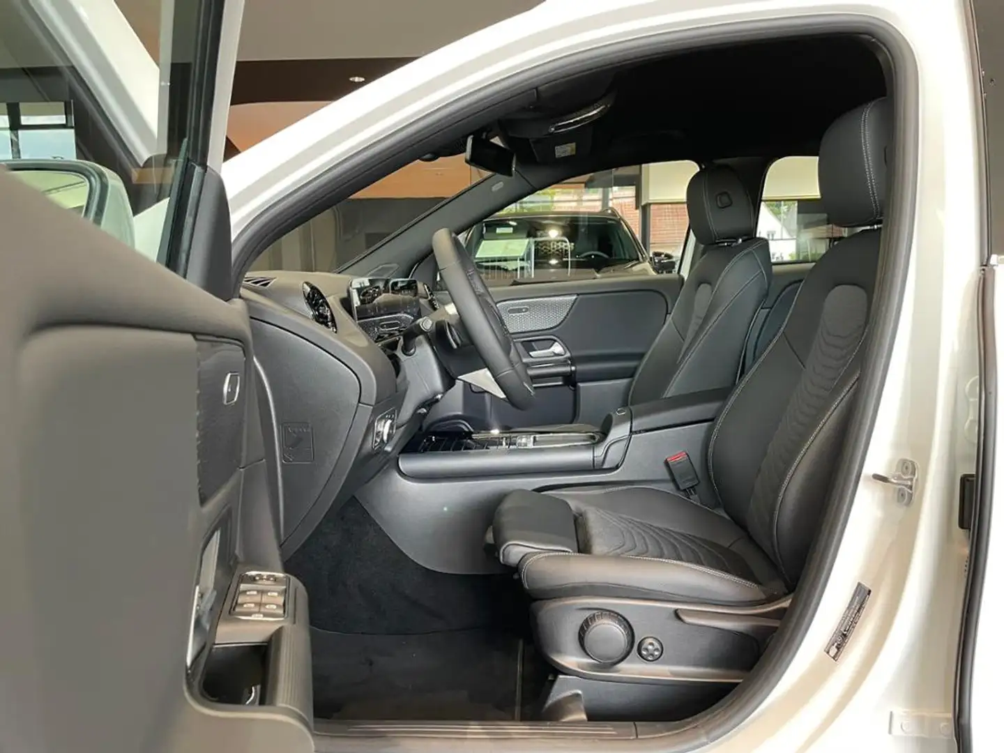 Mercedes-Benz GLA 180 AHK+LED+TOTWINKEL+NAVI PREMIUM+KAMERA+ Weiß - 2