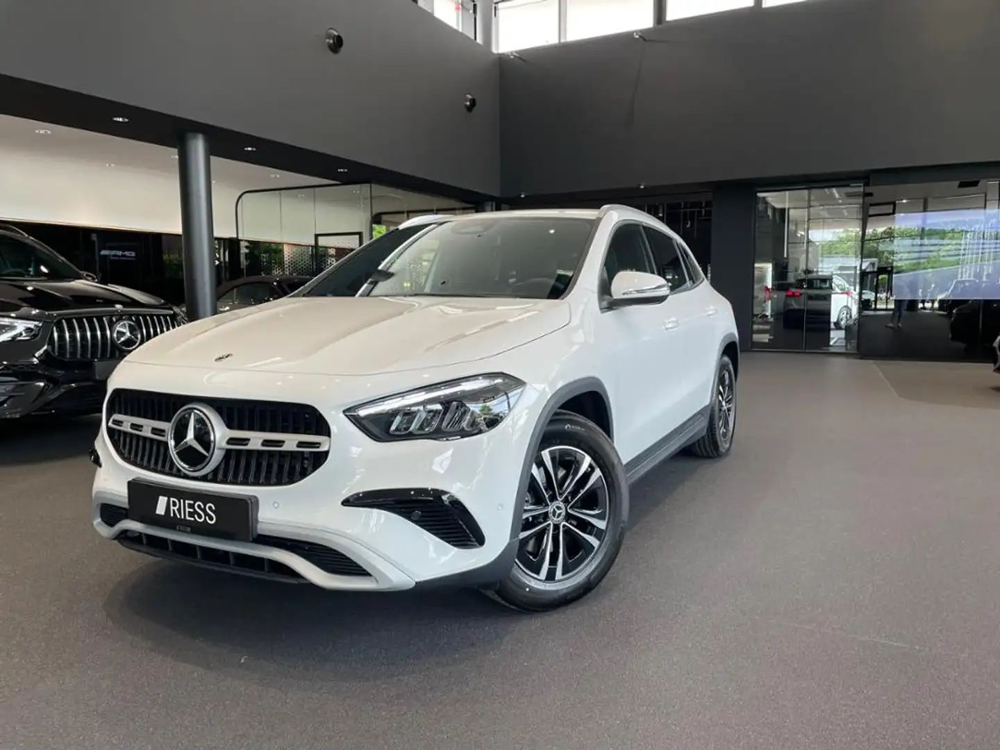 Mercedes-Benz GLA 180 AHK+LED+TOTWINKEL+NAVI PREMIUM+KAMERA+ Weiß - 1