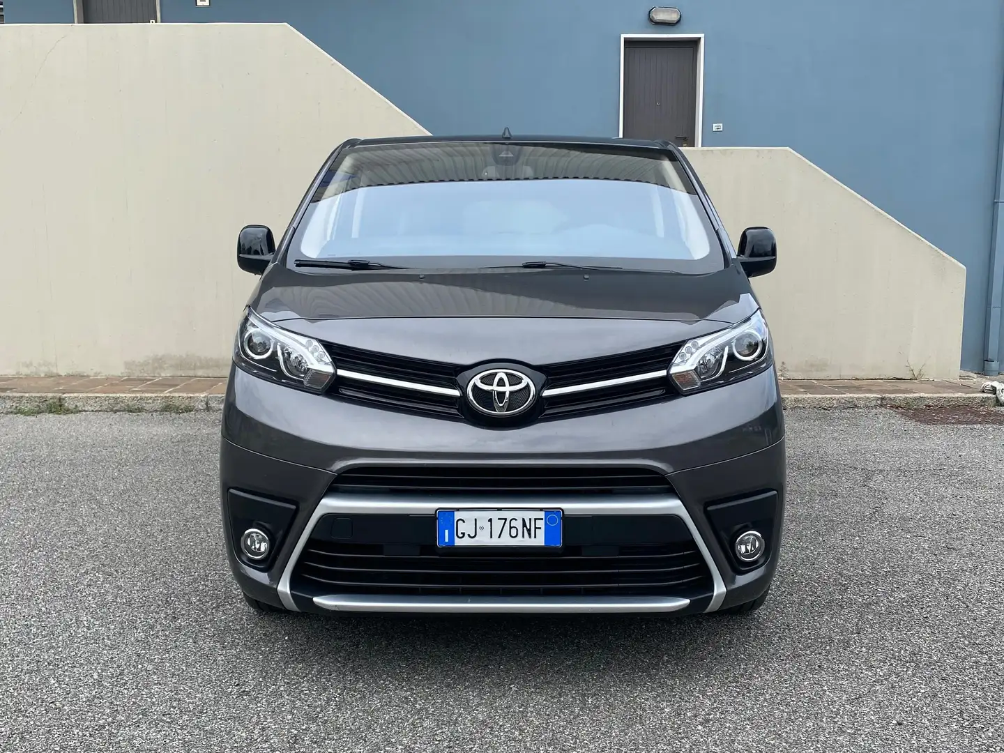 Toyota Proace VERSO 8 POSTI LONG LUXURY 180CV AUTOMATICO Šedá - 1