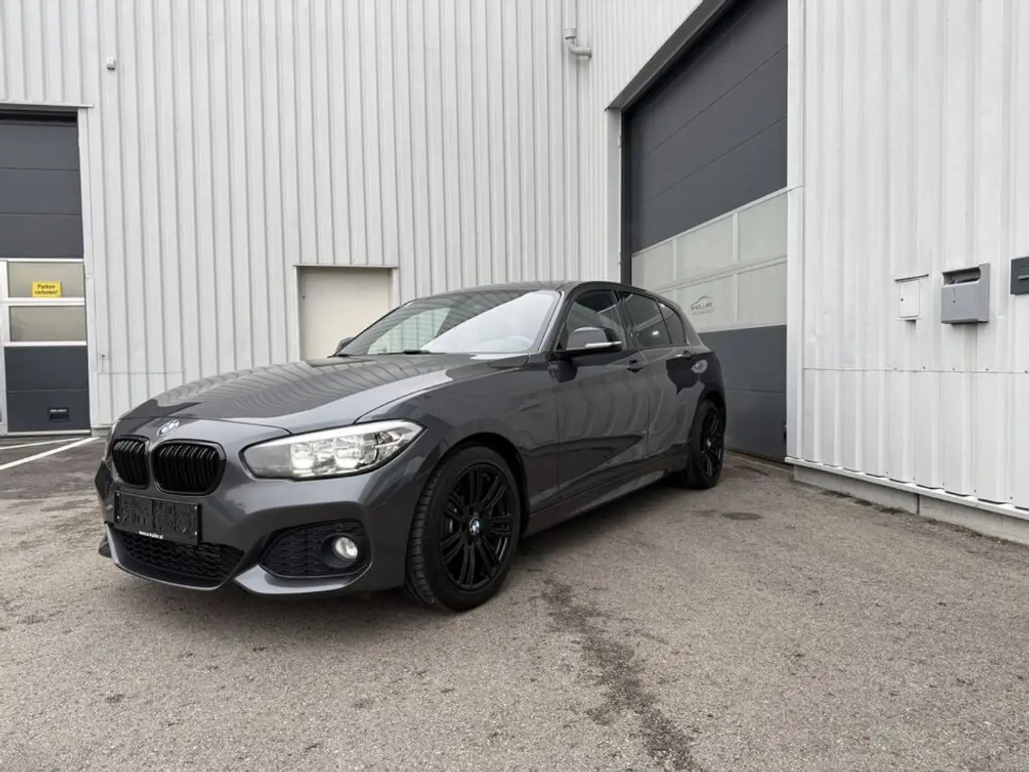 BMW 120 d xDrive M Sport Grau - 1