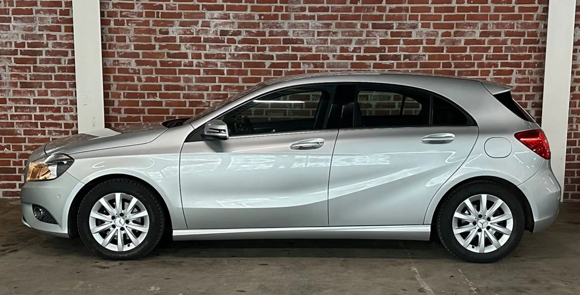 Mercedes-Benz A 180 BlueEfficiency NAVI/PDC/SHZ/Teilleder/EU6 Серебристый - 2