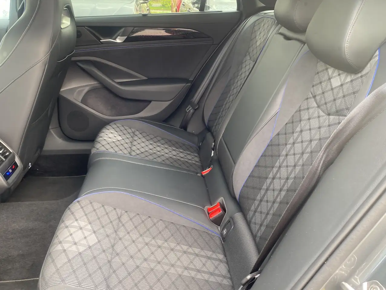 Volkswagen Passat Variant 2.0 TDI DSG R Line*KeyGo*IQ Light 9