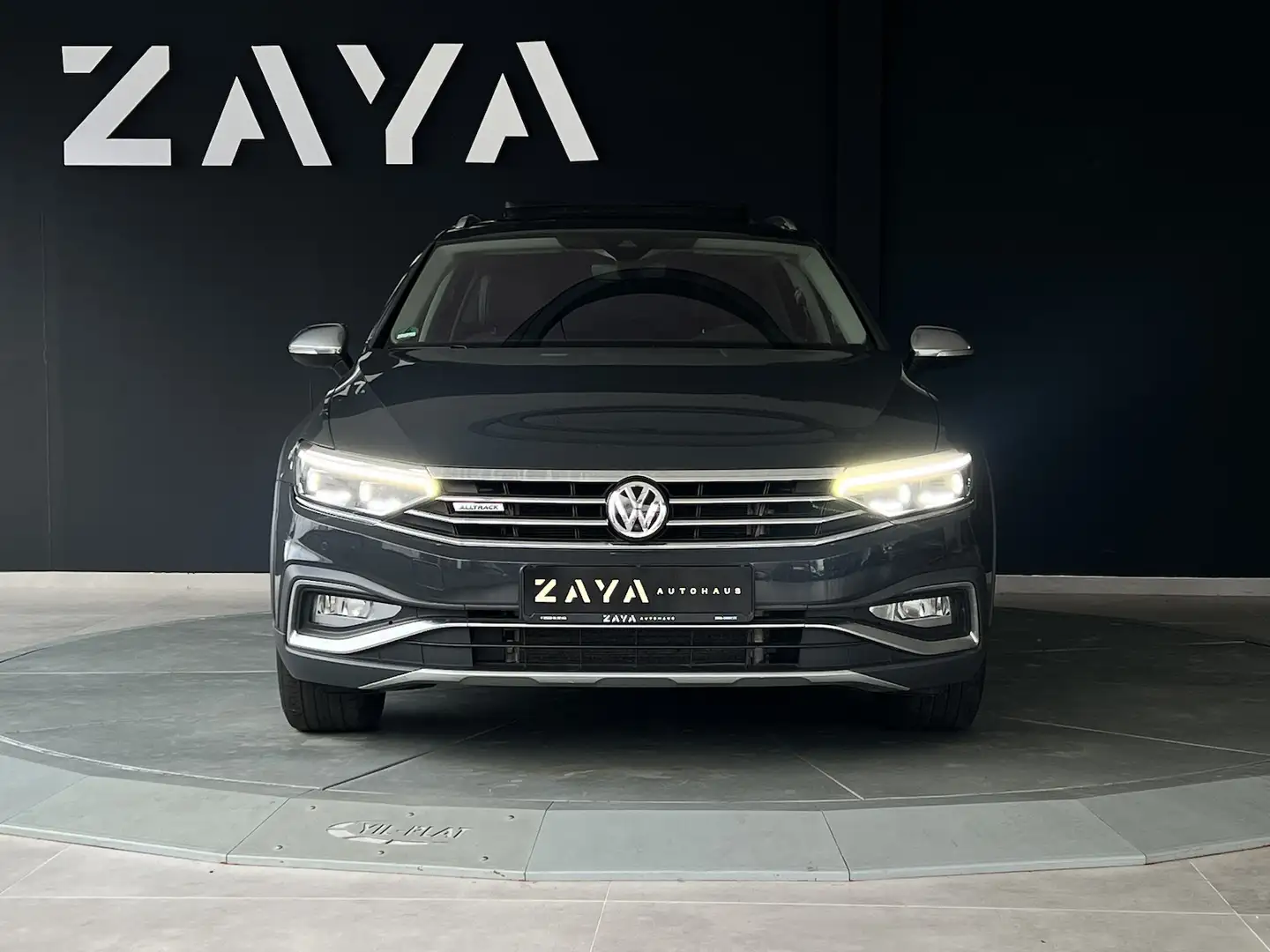 Volkswagen Passat Alltrack 2.0 TDI 4MOTION*MATRIX*PANO*AHK* Grau - 2