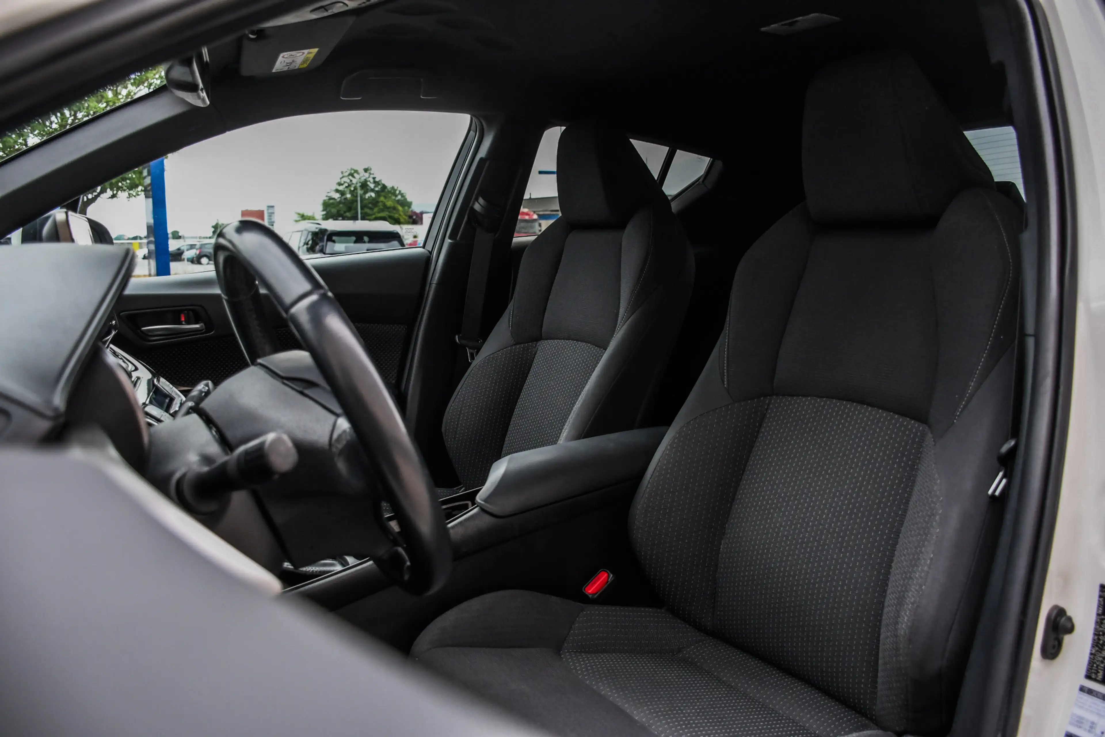 Toyota C-HR 1.8 Hybrid Dynamic — photo 6