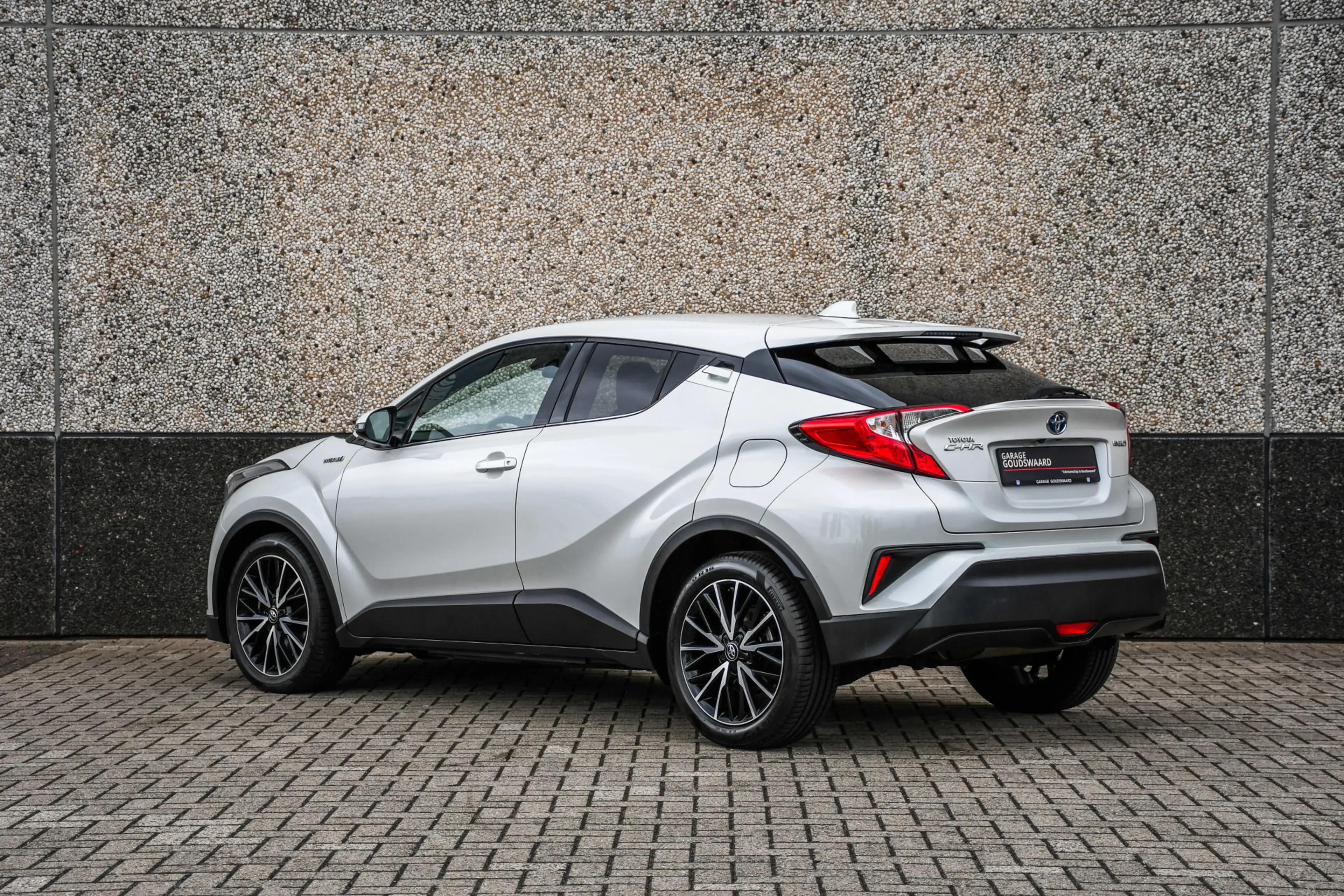 Toyota C-HR 1.8 Hybrid Dynamic — photo 3