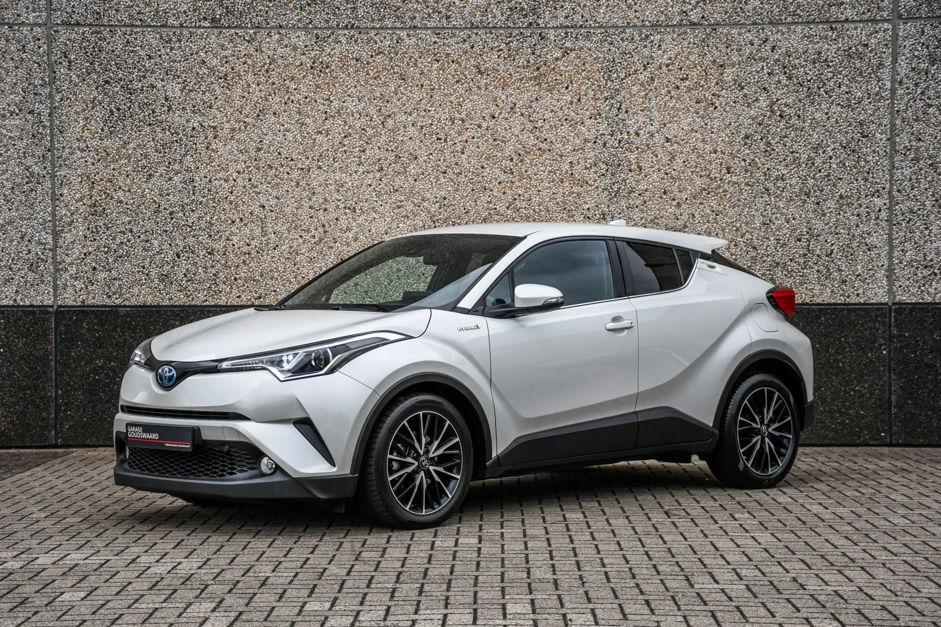 Toyota C-HR 1.8 Hybrid Dynamic — photo 2