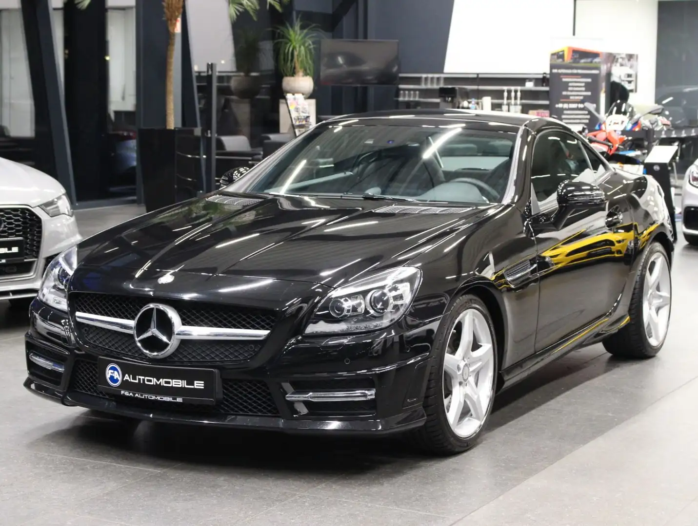 Mercedes-Benz SLK 300 CGI AMG Line Pano*2.Hand*Xenon*TOP Чорний - 1