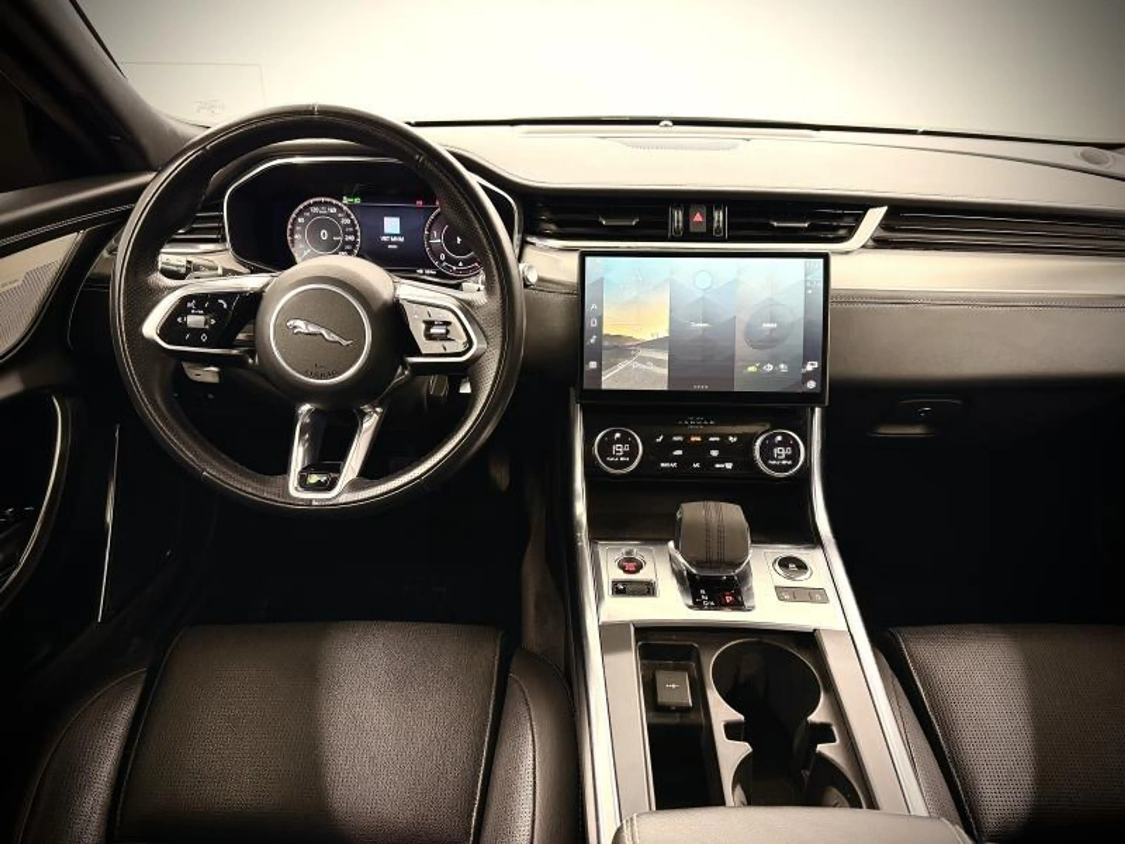 Jaguar XF Sportbrake R-Dynamic S D200 — photo 12