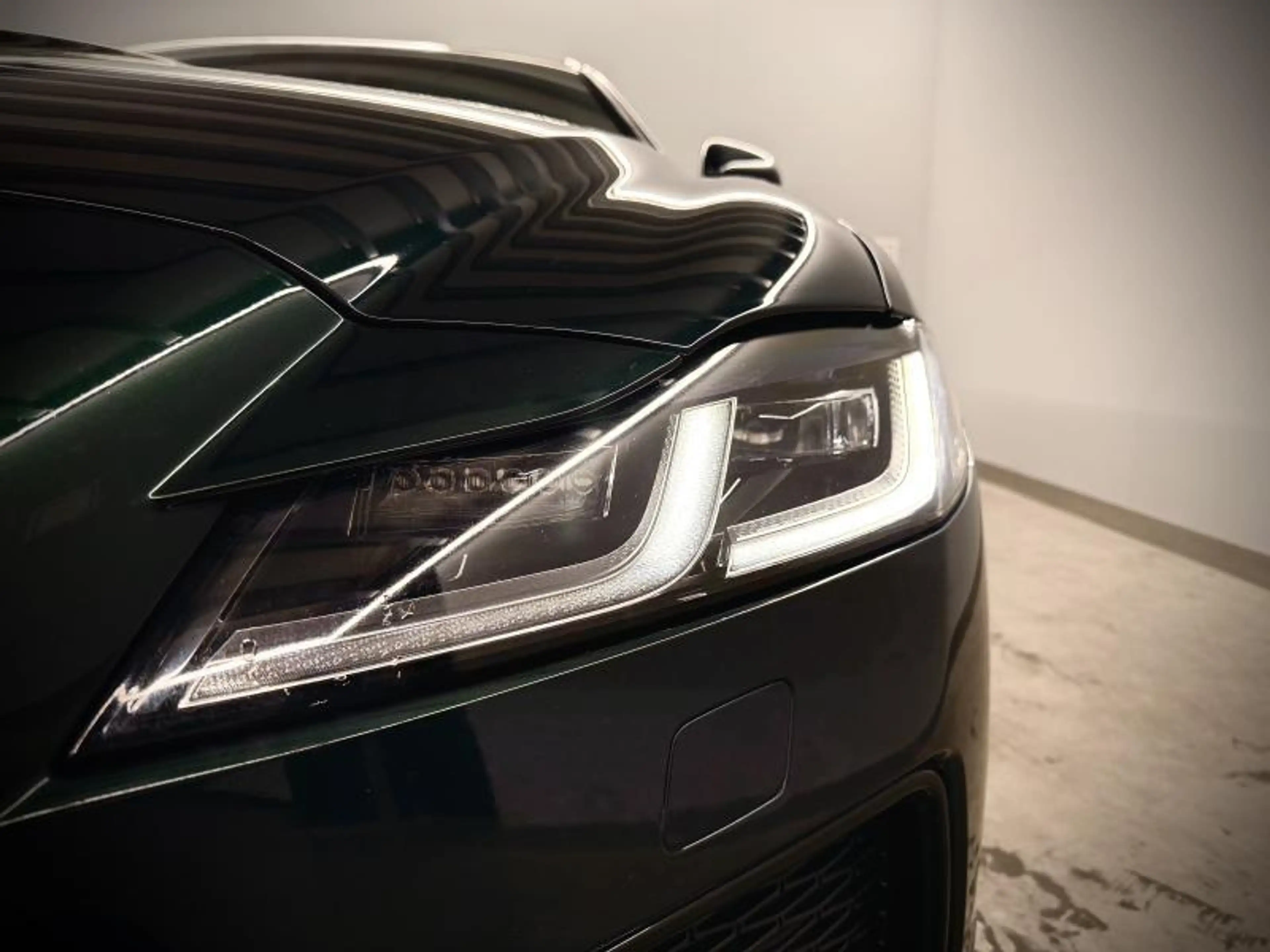 Jaguar XF Sportbrake R-Dynamic S D200 — photo 9