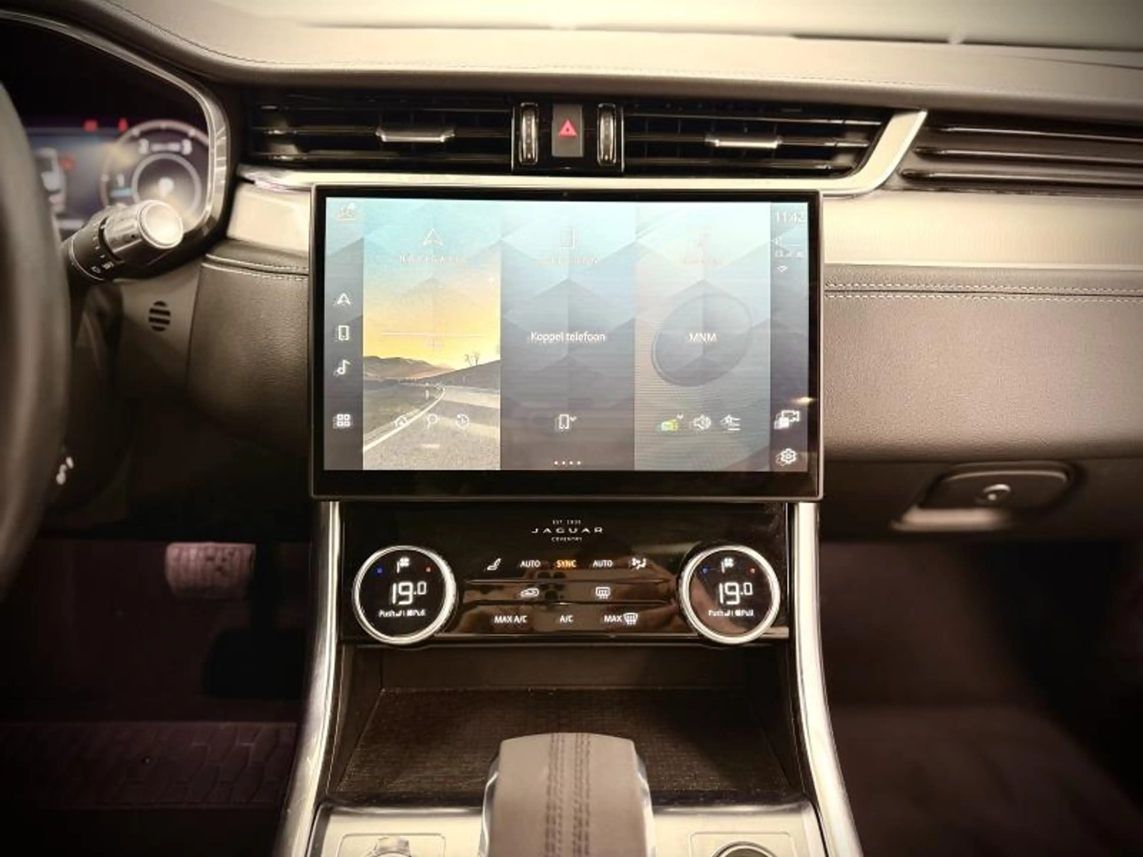 Jaguar XF Sportbrake R-Dynamic S D200 — photo 14