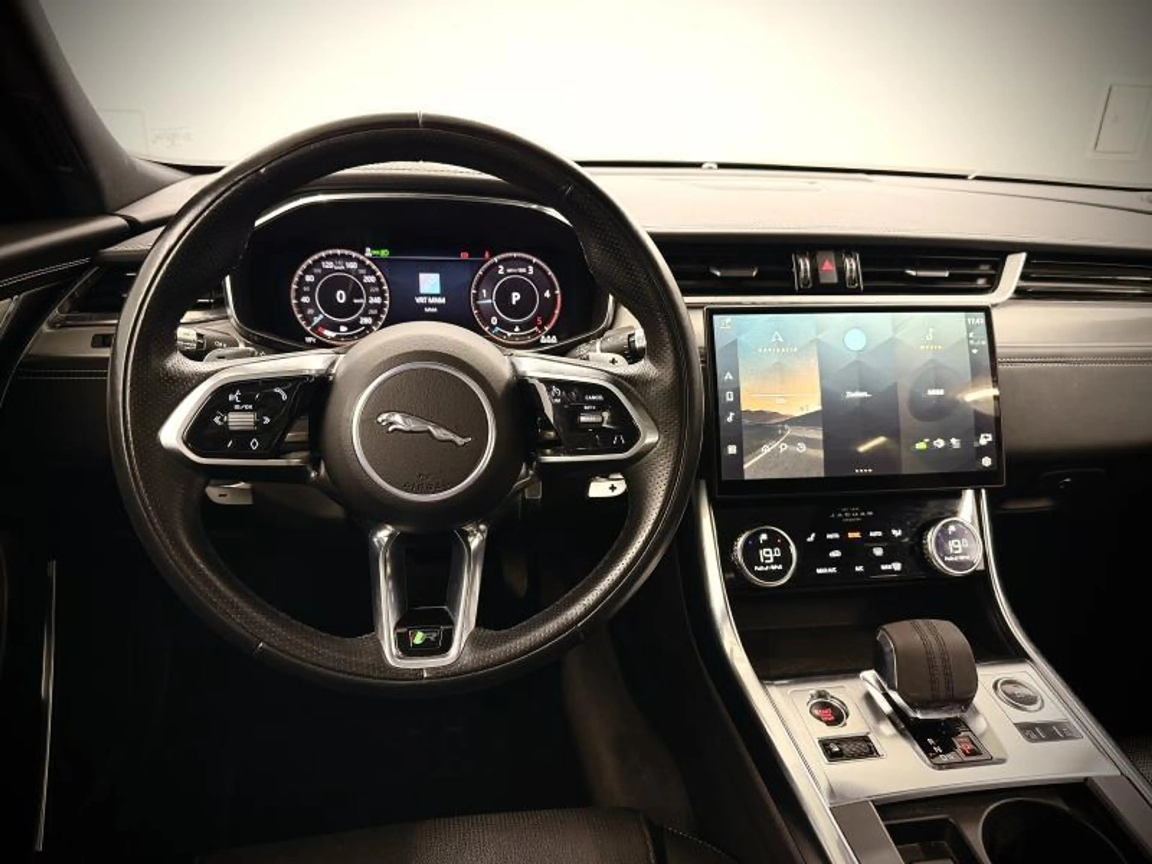 Jaguar XF Sportbrake R-Dynamic S D200 — photo 13