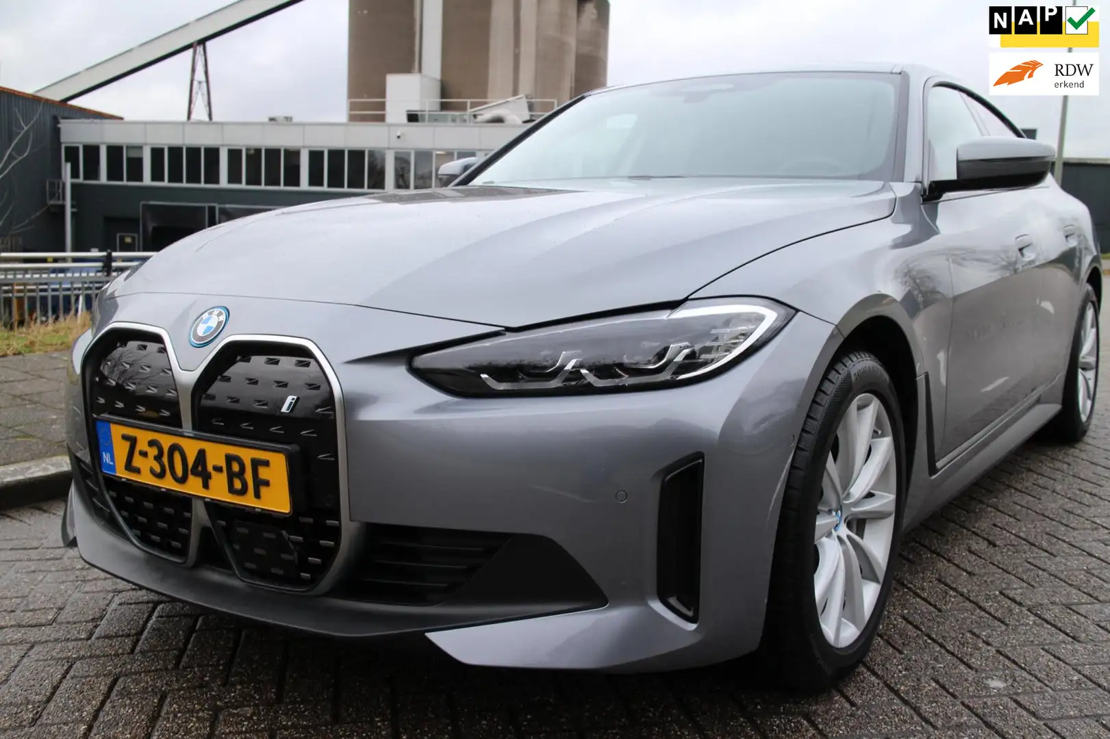 BMW i4 EDrive35 High Executive 70 kWh Grijs - 1