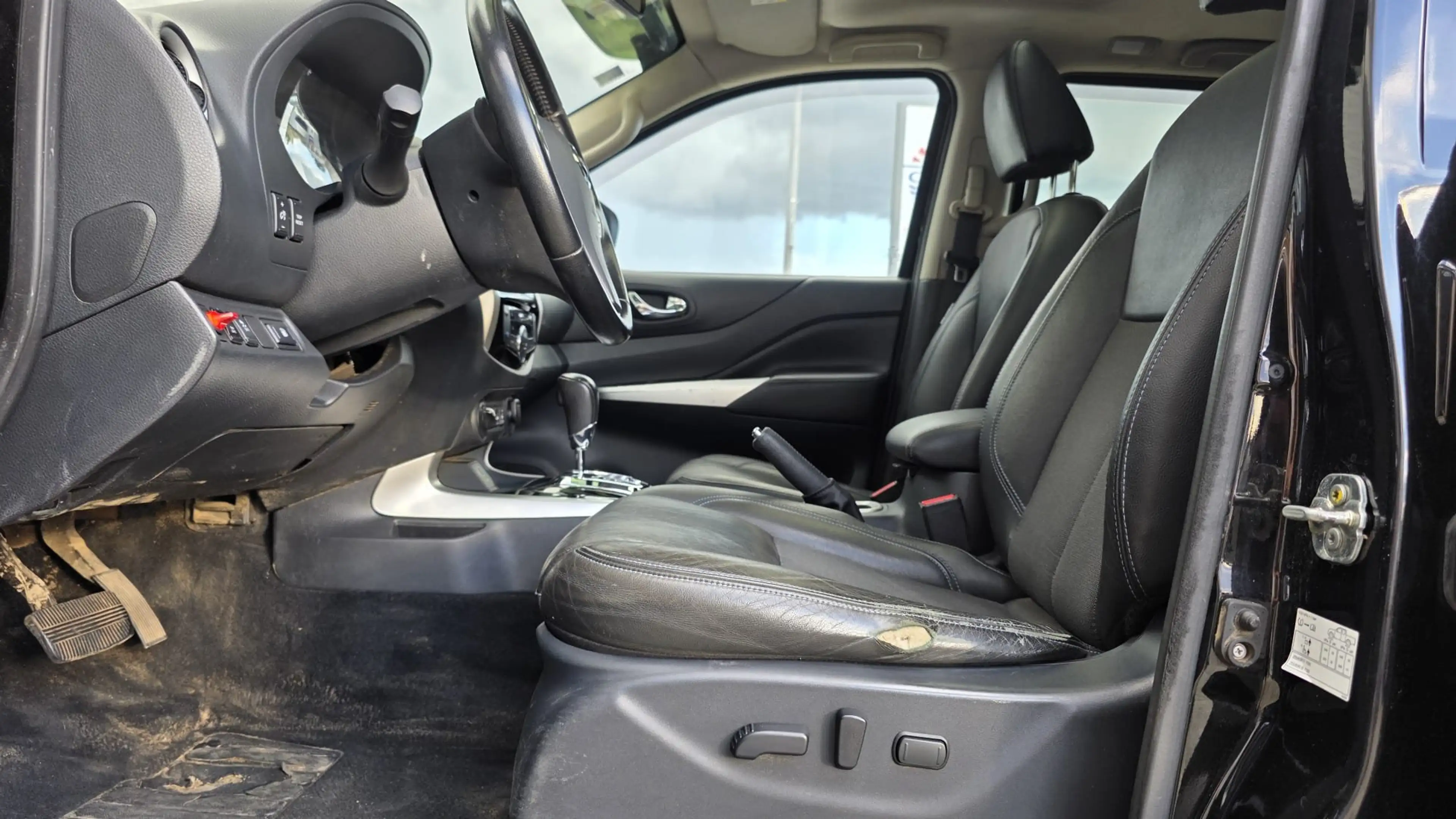 Nissan Navara 4x4 Automaat Full Optie Nieuw Model Led 360C — photo 6