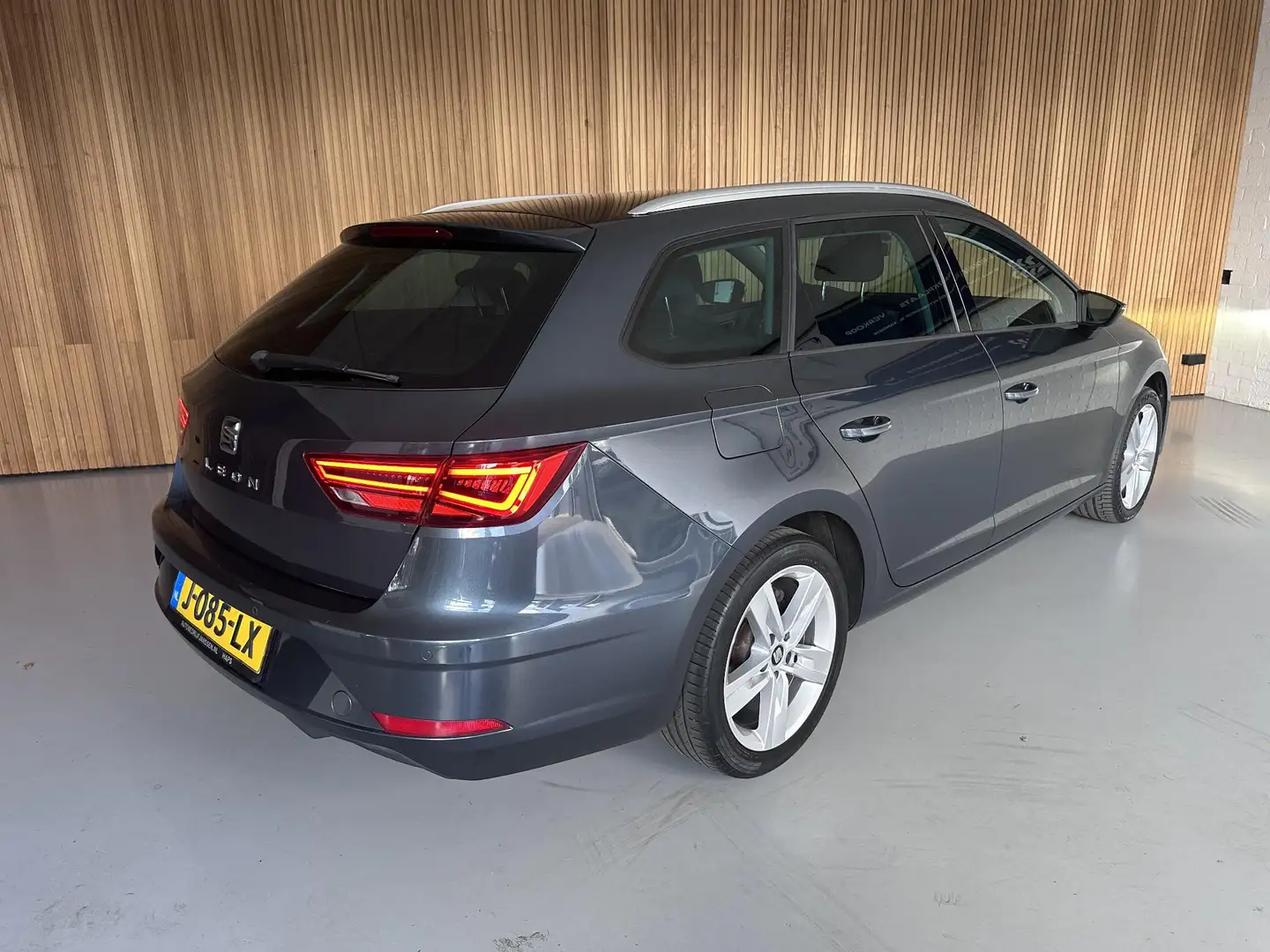 SEAT Leon ST 1.0 TSI Ultimate Digitaal | Stoelverw| Keyless Grijs - 2