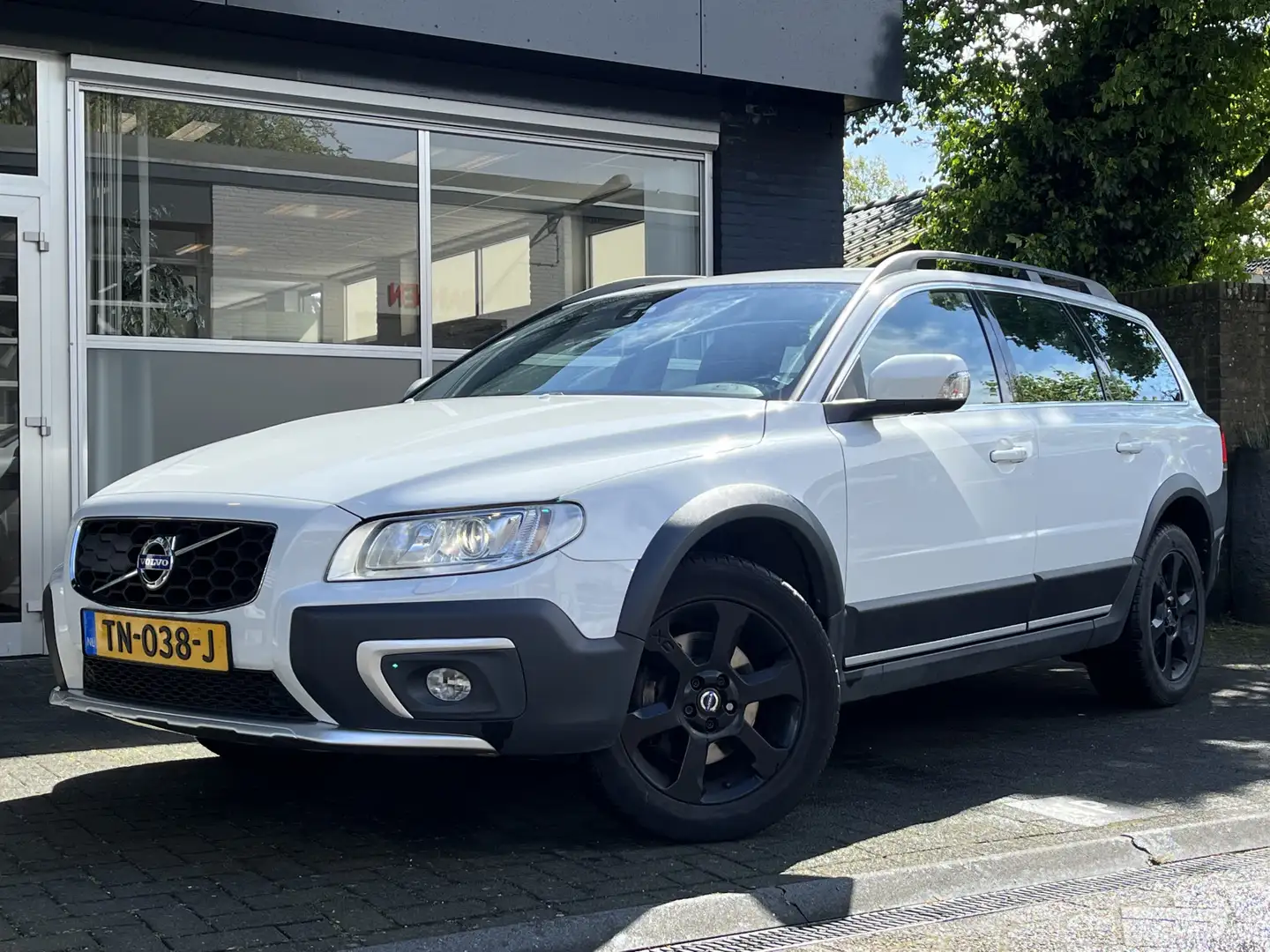 Volvo XC70 2.0 D4 FWD Inscription Edition CLIMA / CRUISE / NA Wit - 1