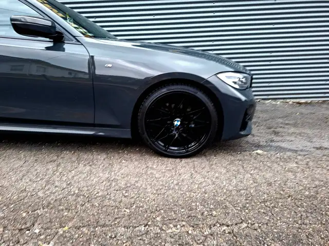 BMW 3 Series view 8