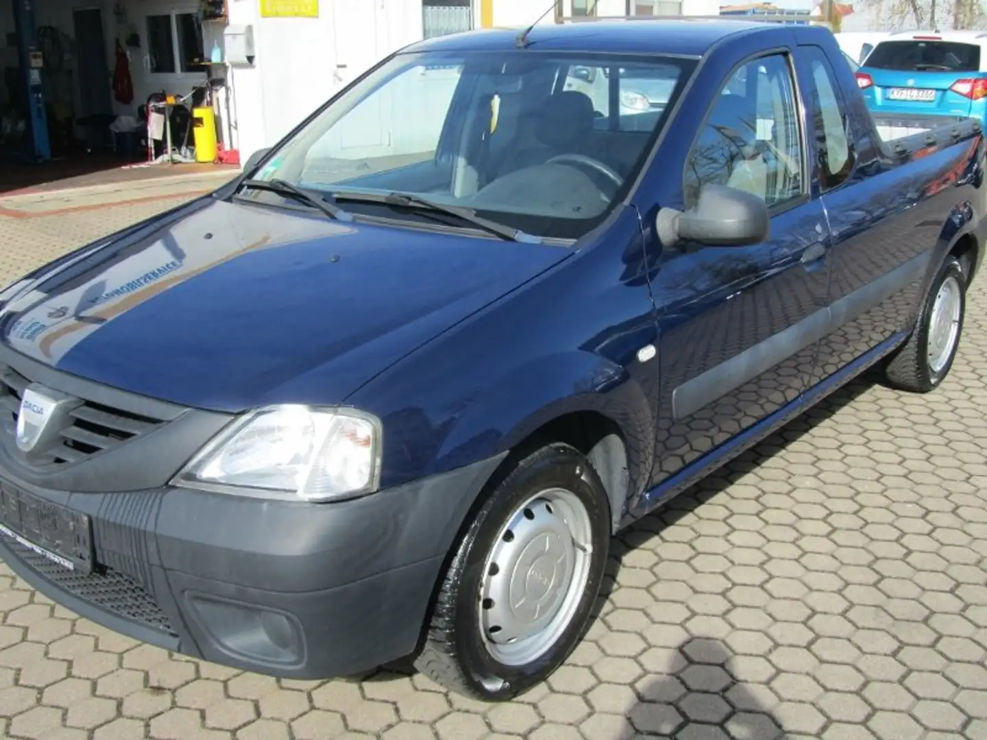 Dacia Logan Pick-Up 1.6 MPI 85 Blau - 1
