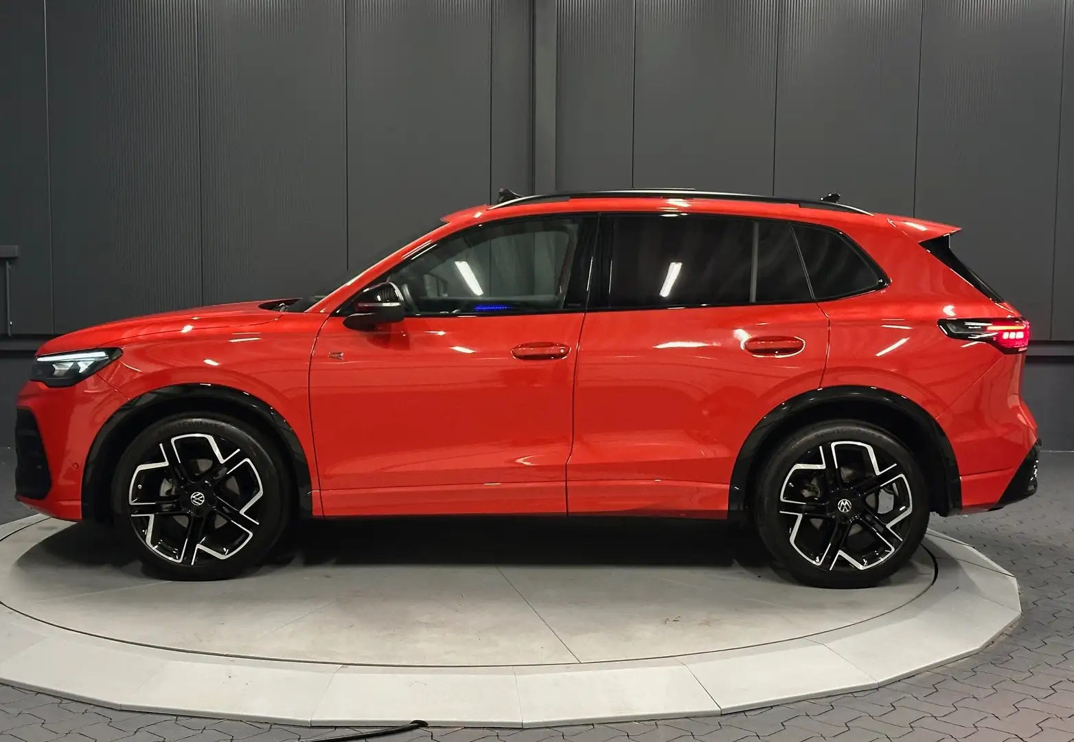 Volkswagen Tiguan 1.5 eTSI DSG R-Line*Black Style*20Zoll*PANORAMA* Red - 2