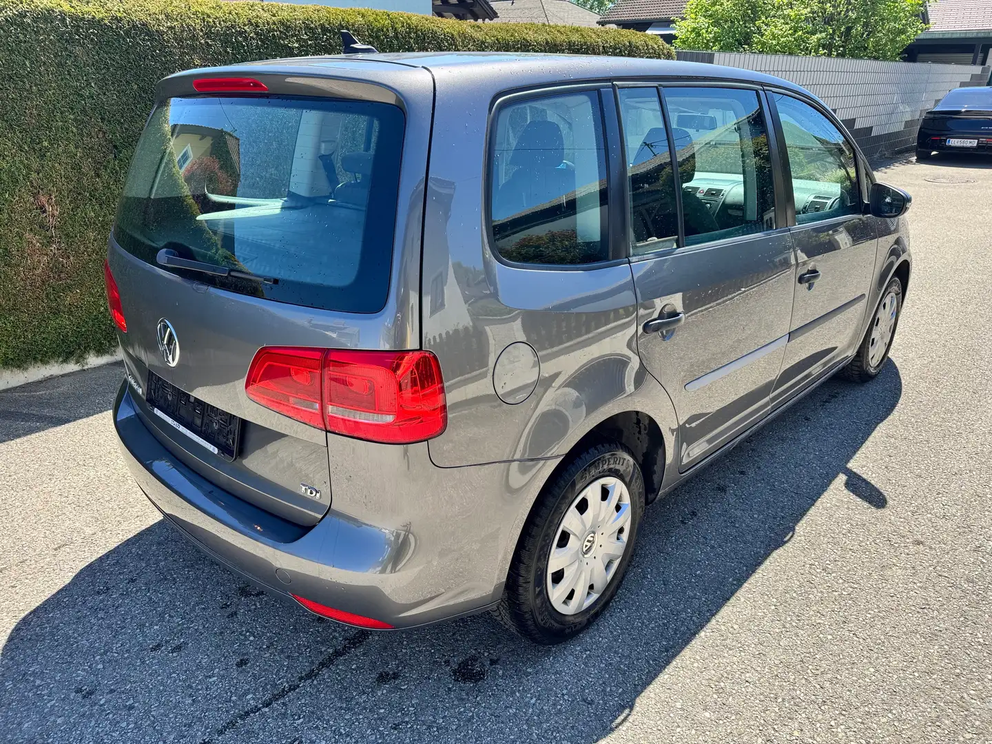 Volkswagen Touran - 1