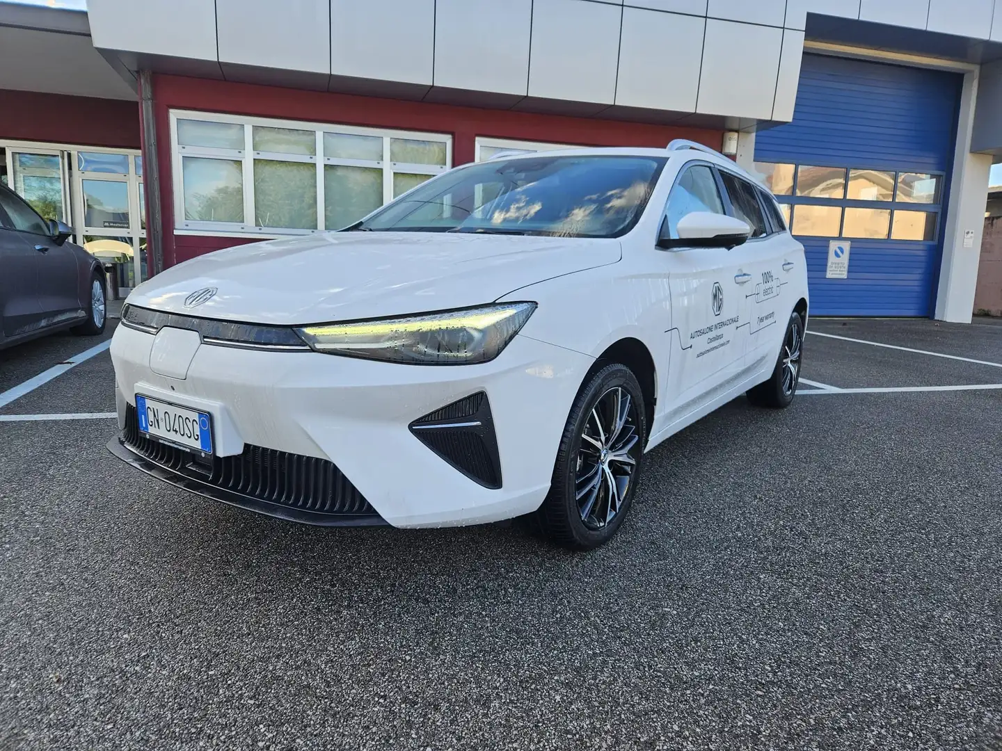 MG MG5 MG5 Luxury Long Range - GN040SG White - 2