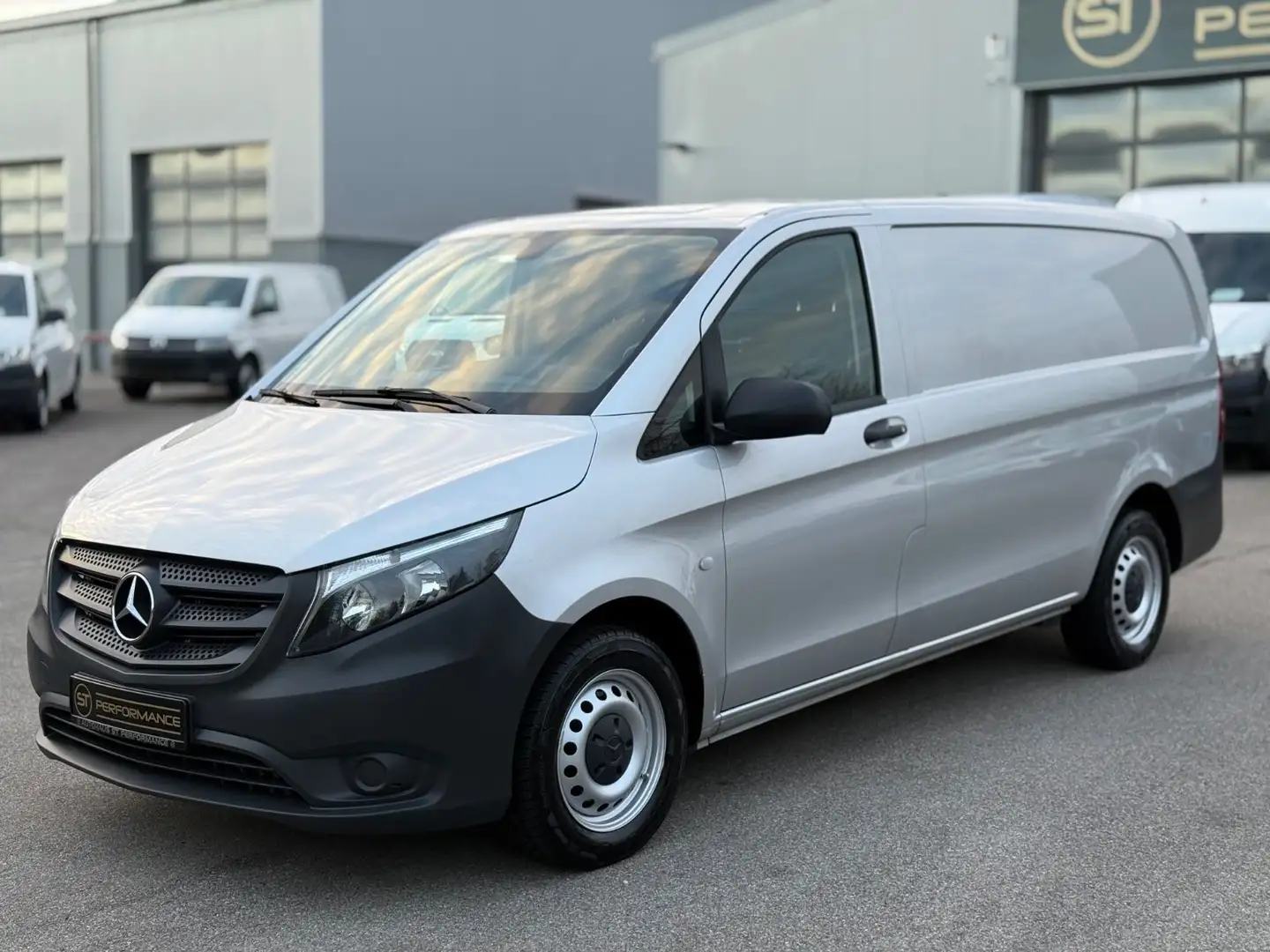 Mercedes-Benz Vito 114 CDI LANG KLIMA KAMERA SCHRANK 1HAND SHZ Silber - 1