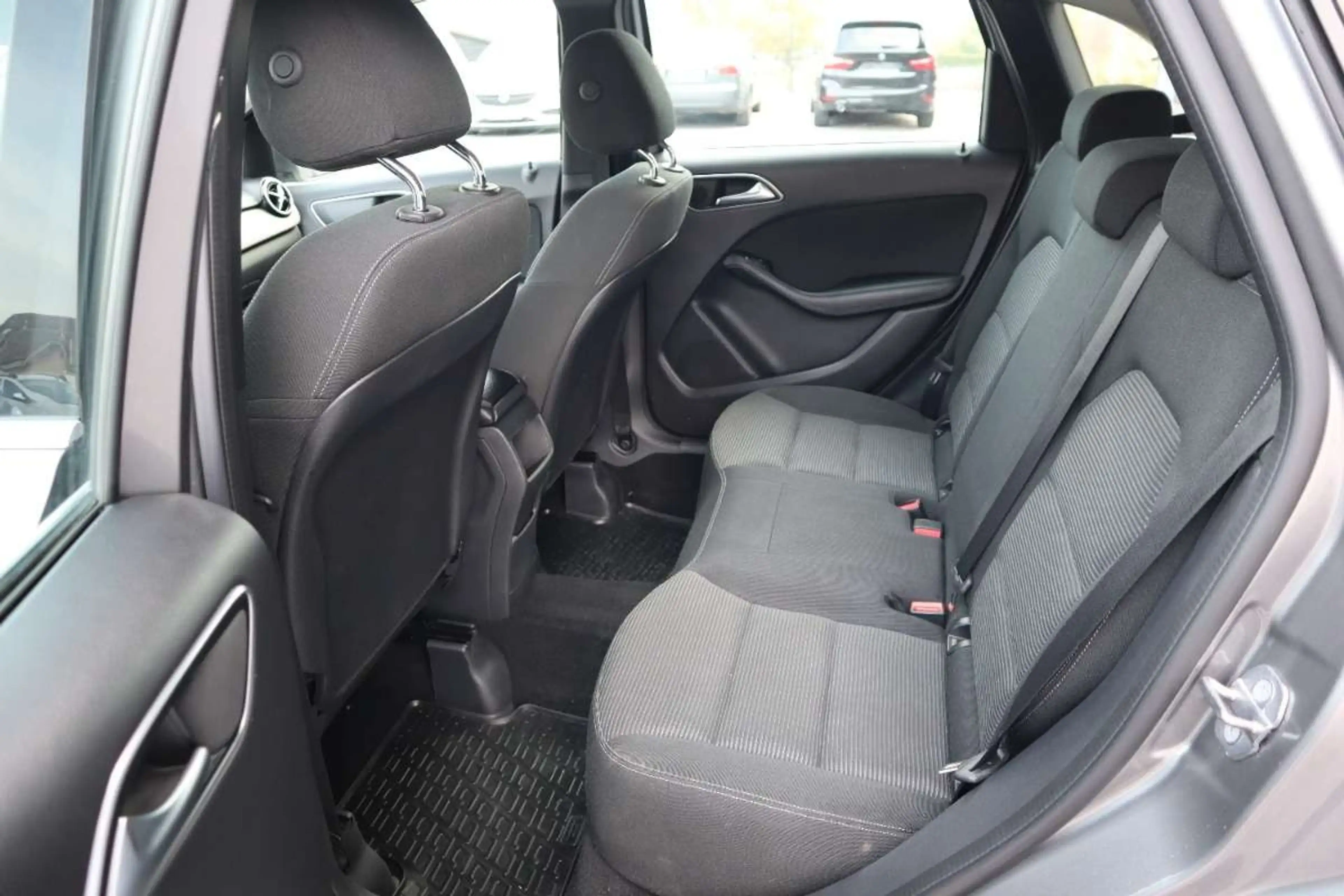 Mercedes-Benz B 180 d — photo 13