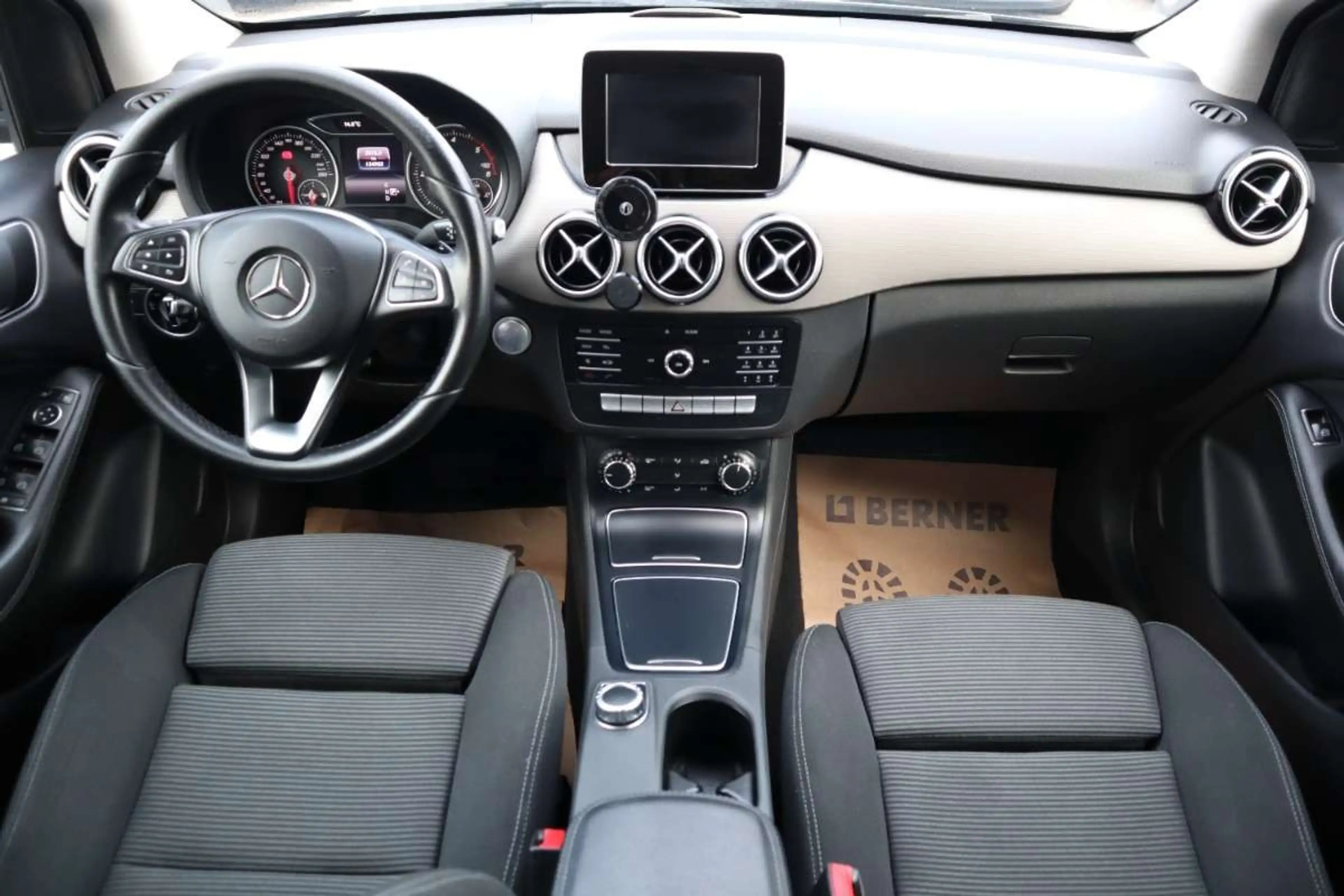 Mercedes-Benz B 180 d — photo 10