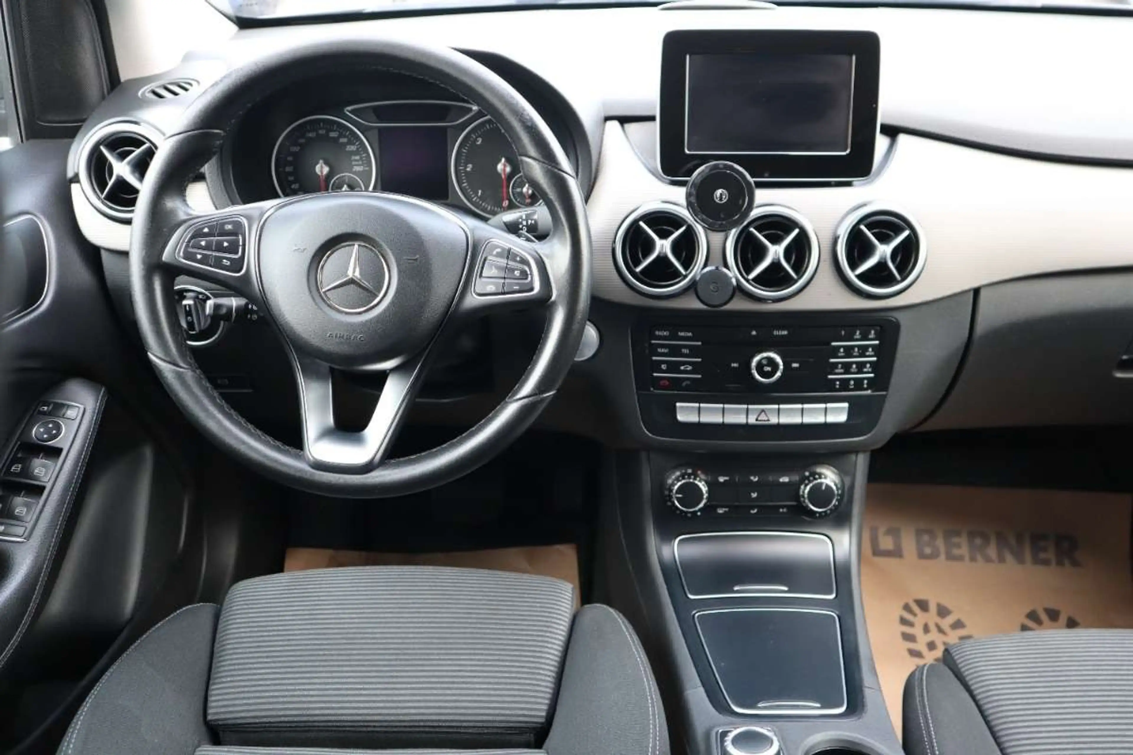 Mercedes-Benz B 180 d — photo 9