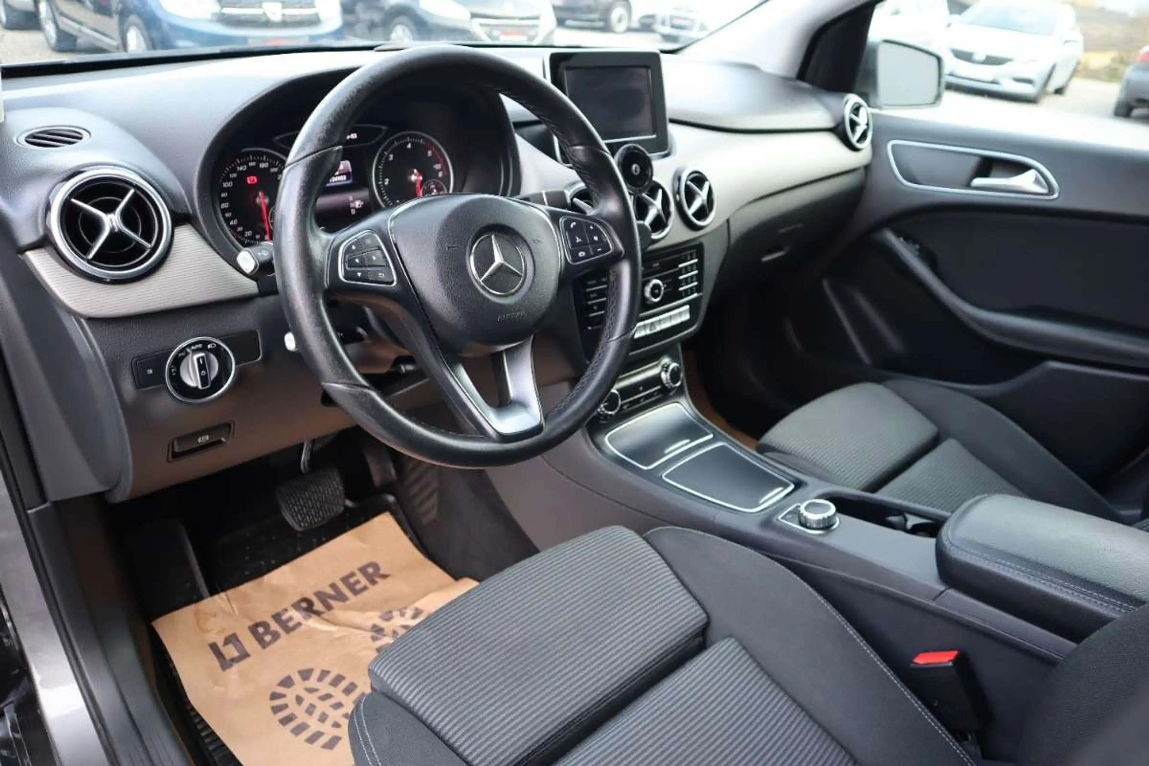 Mercedes-Benz B 180 d — photo 11