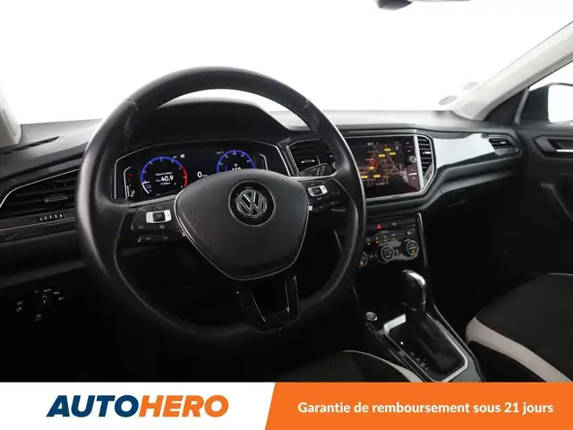 Volkswagen T-Roc view 11