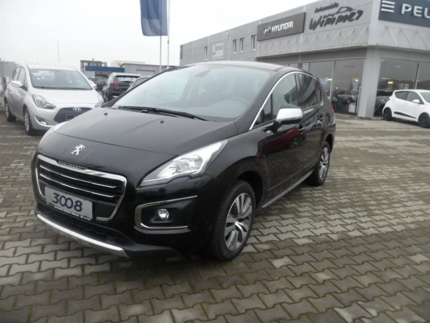 Peugeot 3008 1,6 HDi 115 FAP Allure Schwarz - 2