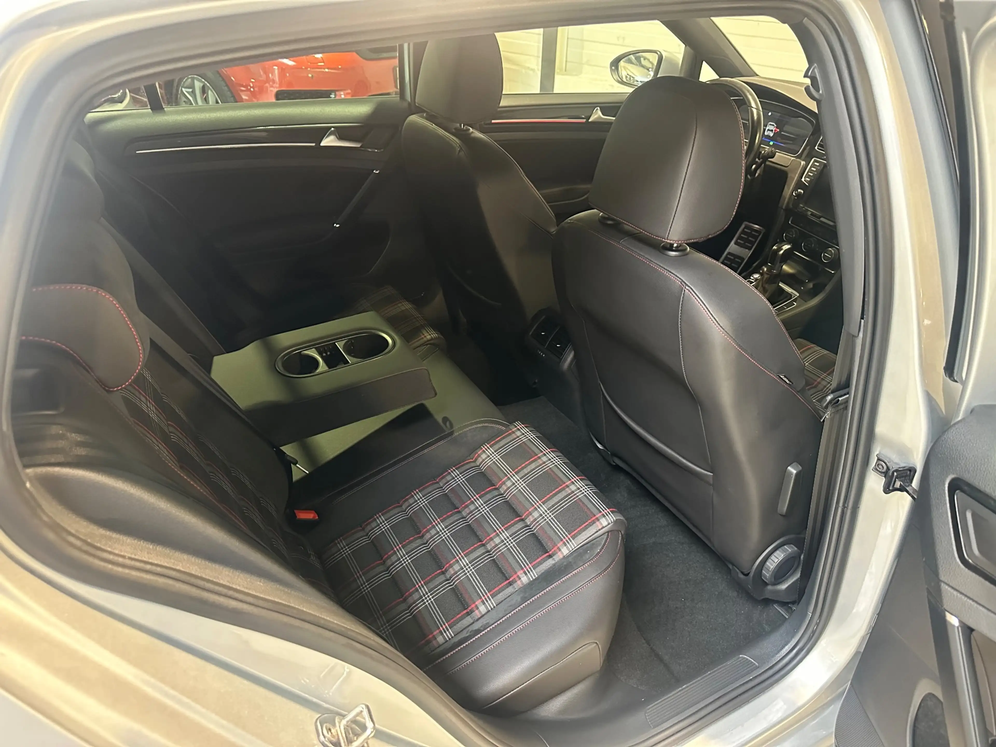 Volkswagen Golf GTI 2.0 TSI Performance 300PK — photo 10