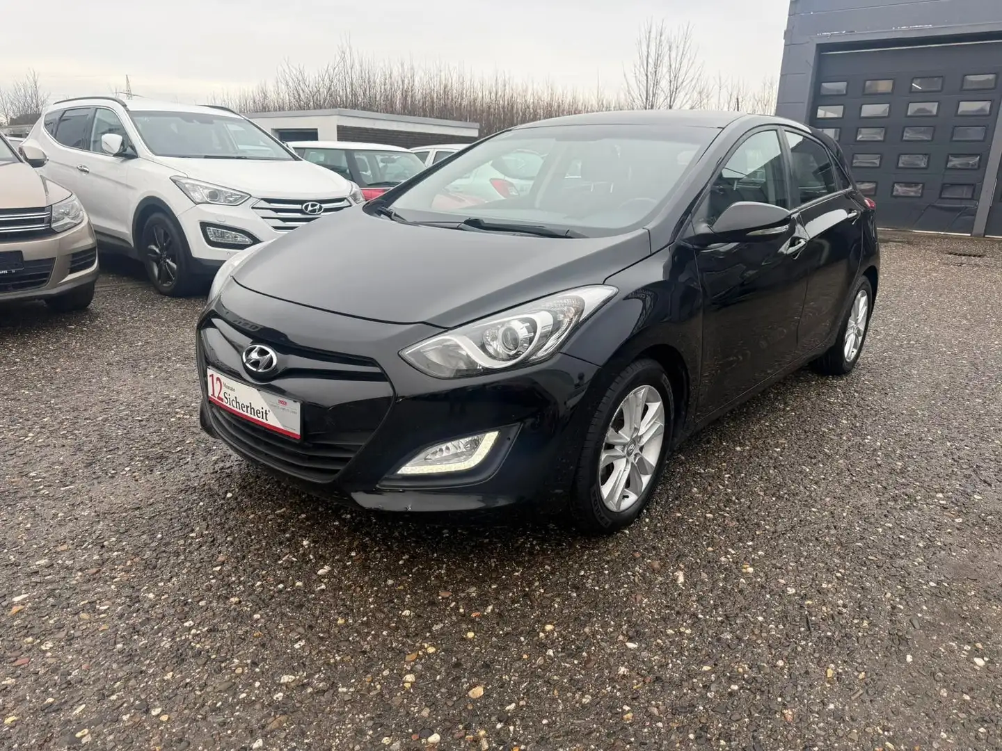 Hyundai i30 FIFA 1.6 BENZ/Kamera/PDC/NAVI Schwarz - 1