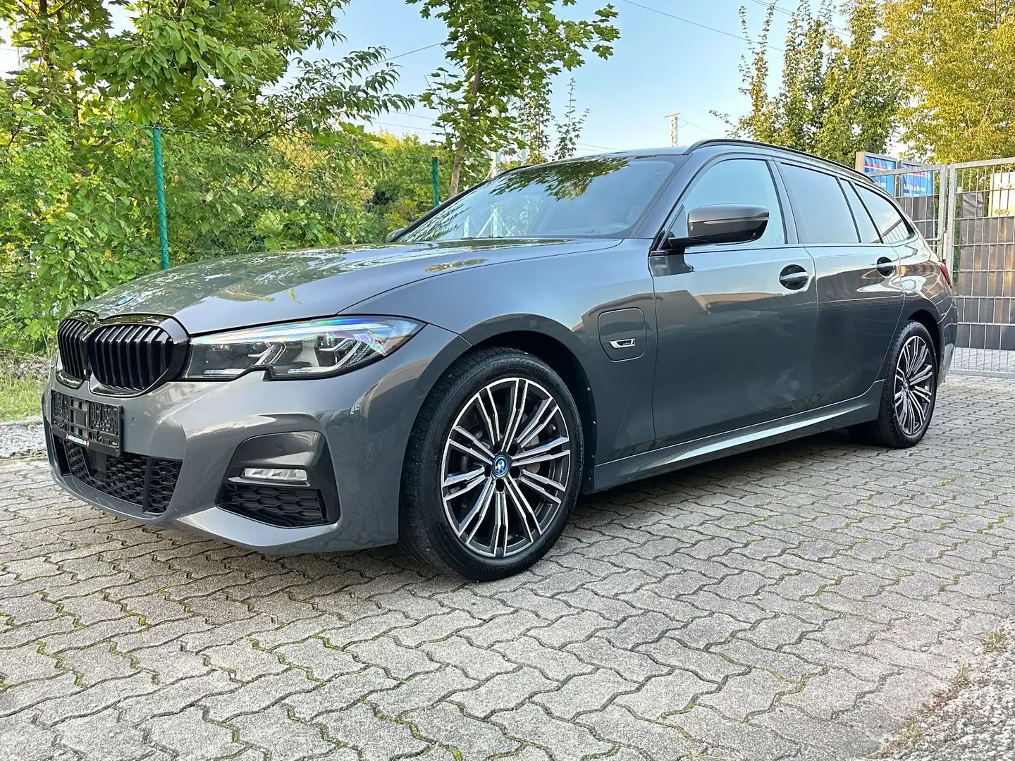 BMW 330 e M Sport/Laser/Pano/HUD/360°/INDIVIDUAL/H K Grau - 2