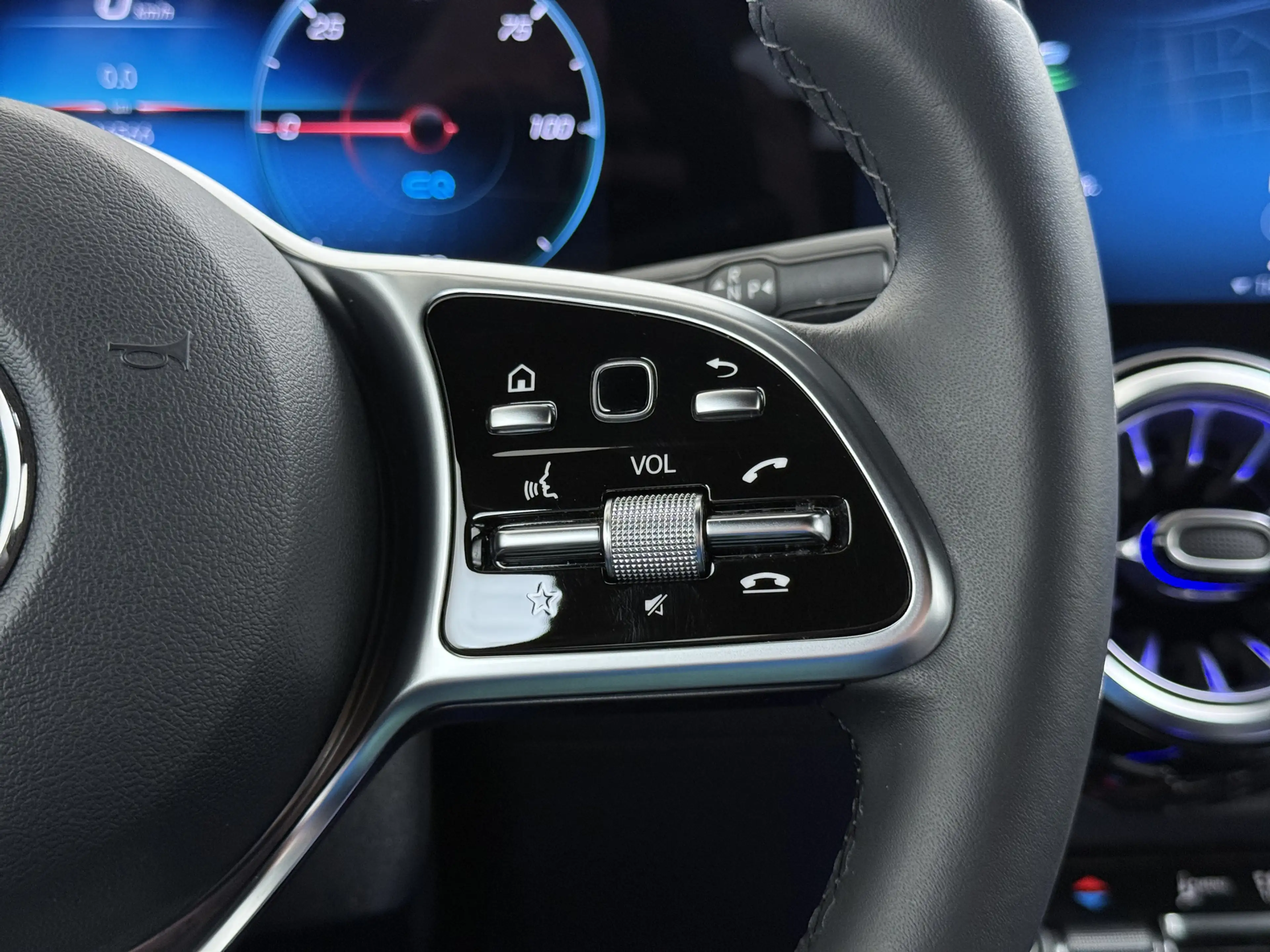 Mercedes-Benz EQB 250 69kWh SOH 97% Camera Apple Carplay Android Auto St — photo 37