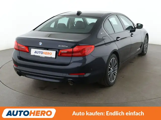 BMW 5 Series view 6