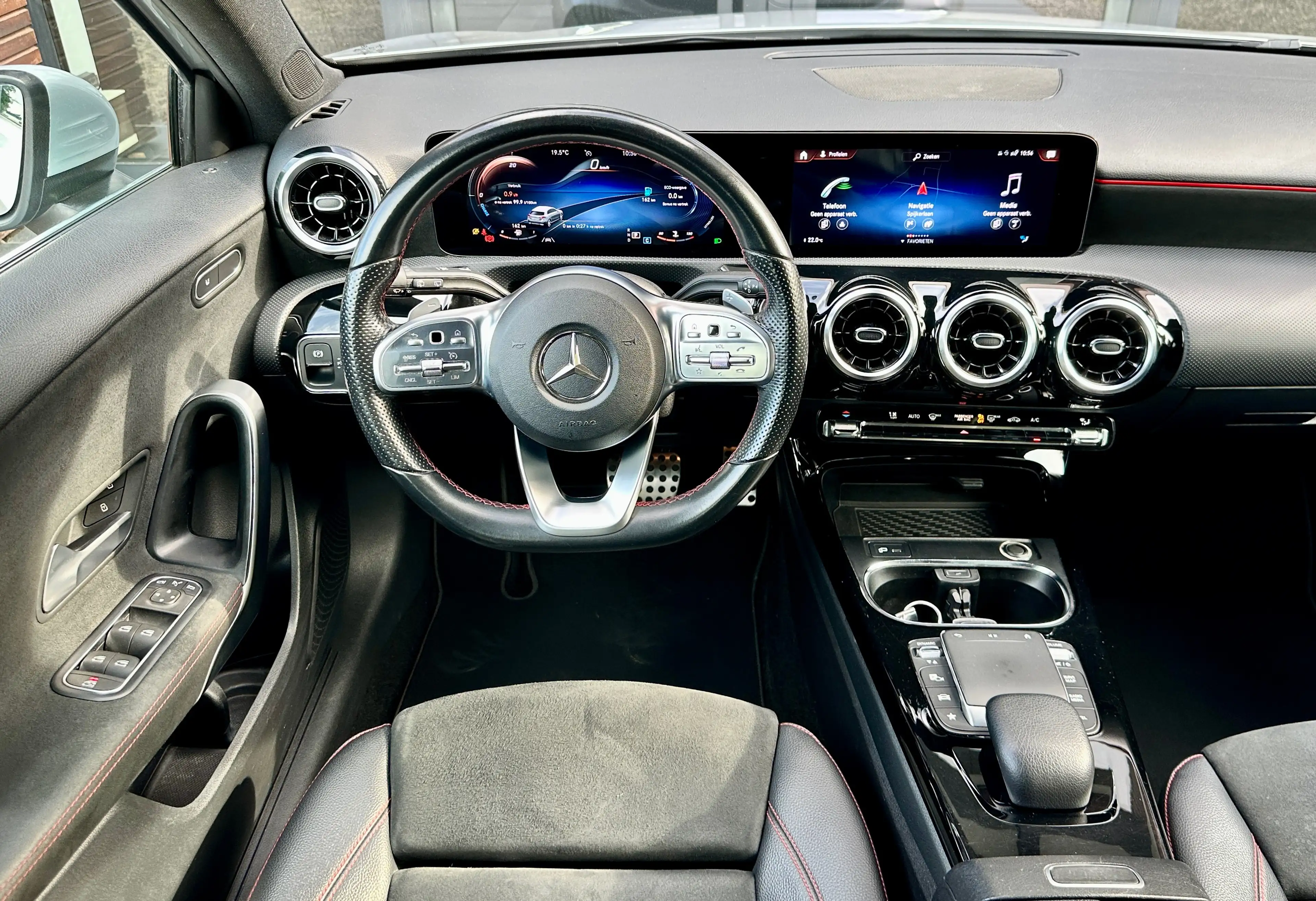 Mercedes-Benz A 180 AMG Pack /PANO/WIDE SCREEN/A45 DEFUSER/LED/CRUISE/CARPLAY/DAB — photo 15