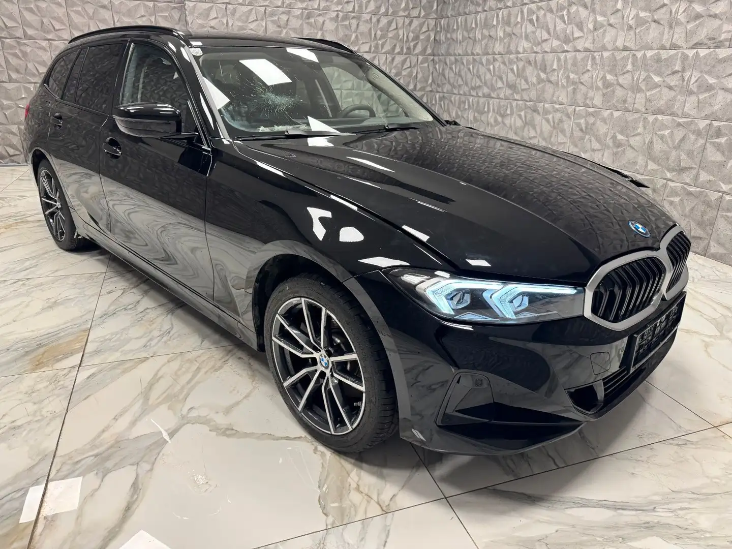 BMW 330 e PHEV xDrive Touring Schwarz - 1