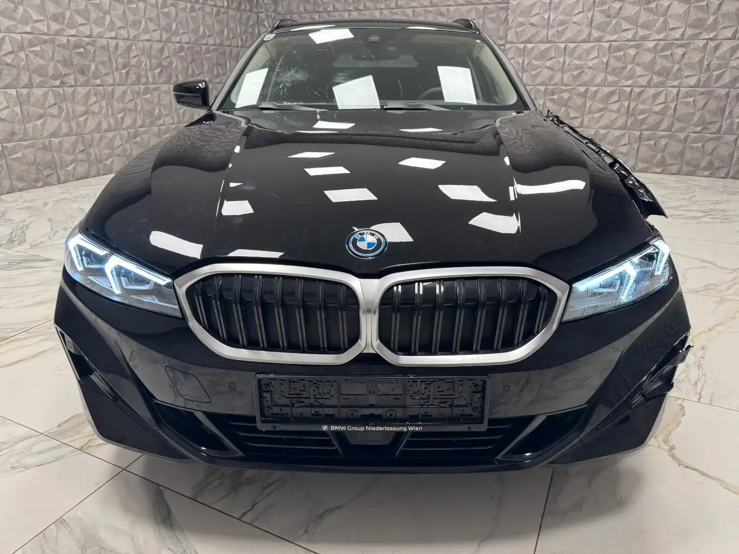 BMW 330 e PHEV xDrive Touring Schwarz - 2
