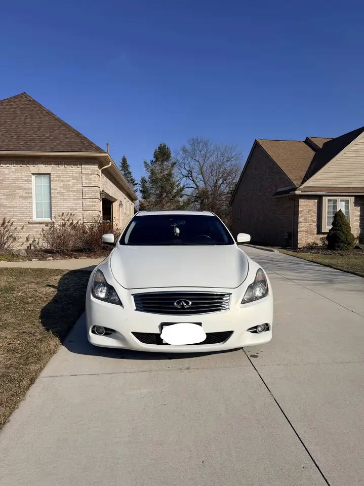 Infiniti Q60 снимка Infiniti Q60