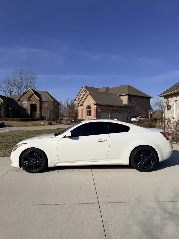 Infiniti Q60 снимка Infiniti Q60